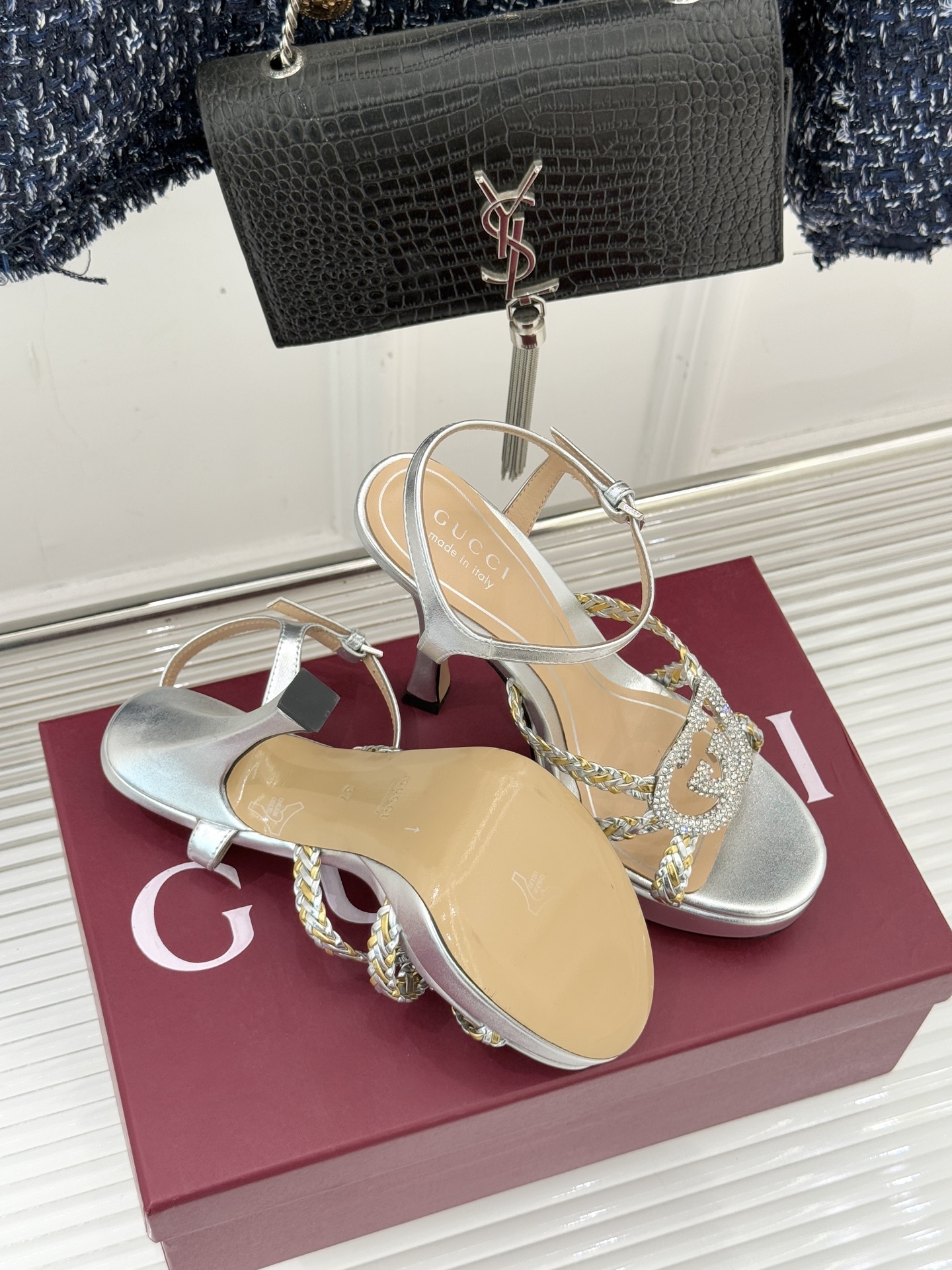 Gucci/古驰25WF新品水钻双G细带编织防水台高跟凉鞋当复古徽章邂逅璀璨锋芒这双凉鞋以标志性双G图腾