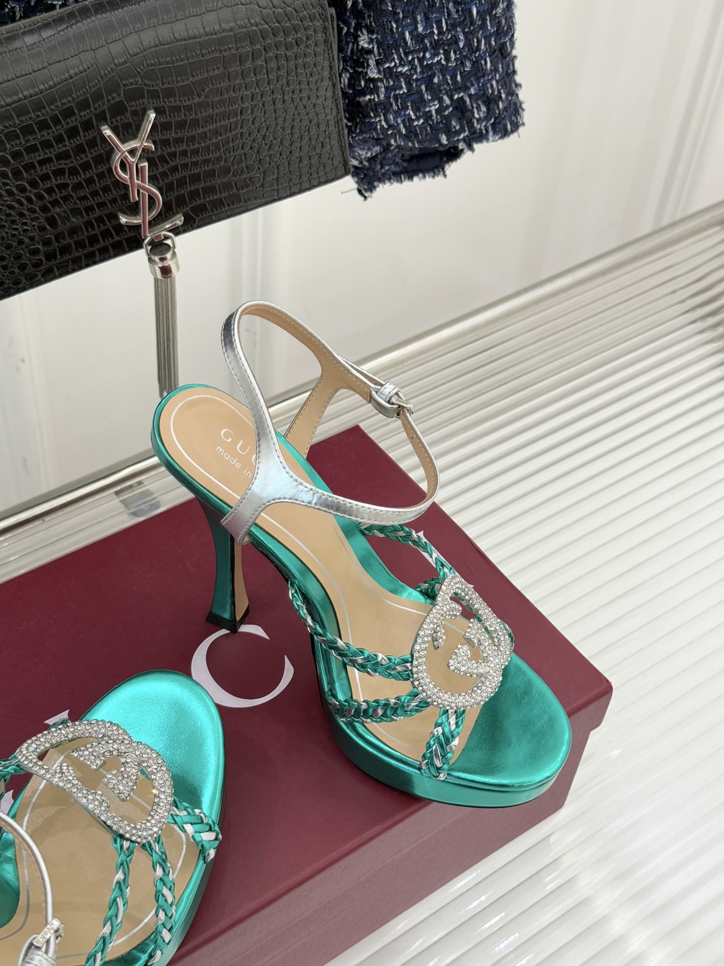 Gucci/古驰25WF新品水钻双G细带编织防水台高跟凉鞋当复古徽章邂逅璀璨锋芒这双凉鞋以标志性双G图腾