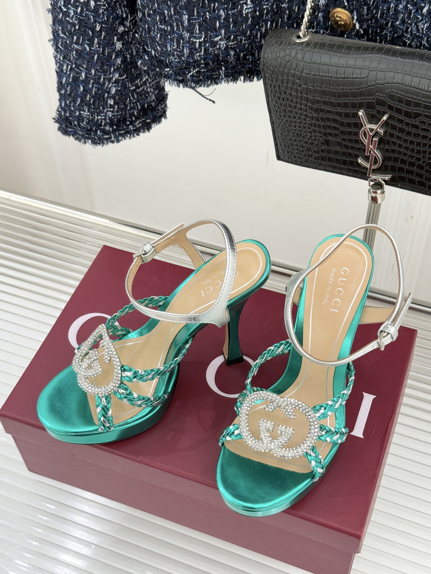 Gucci/古驰25WF新品水钻双G细带编织防水台高跟凉鞋当复古徽章邂逅璀璨锋芒这双凉鞋以标志性双G图腾