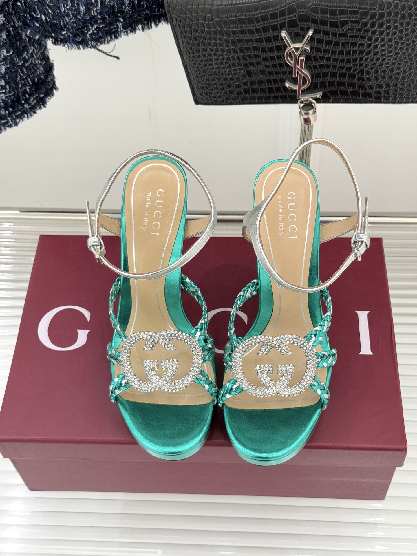 Gucci/古驰25WF新品水钻双G细带编织防水台高跟凉鞋当复古徽章邂逅璀璨锋芒这双凉鞋以标志性双G图腾