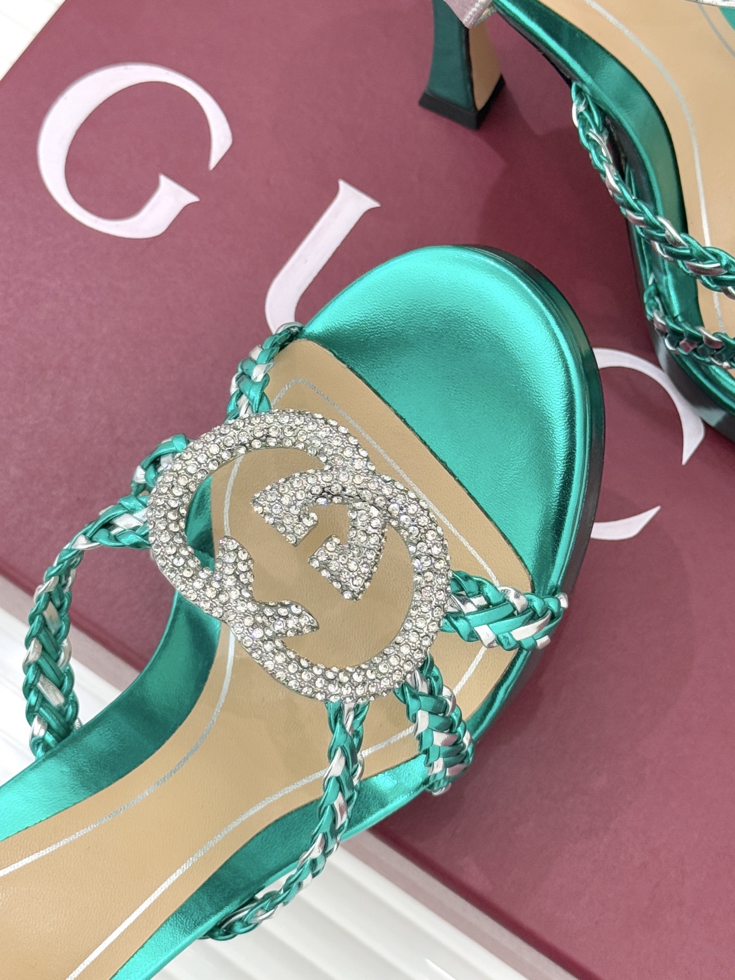 Gucci/古驰25WF新品水钻双G细带编织防水台高跟凉鞋当复古徽章邂逅璀璨锋芒这双凉鞋以标志性双G图腾