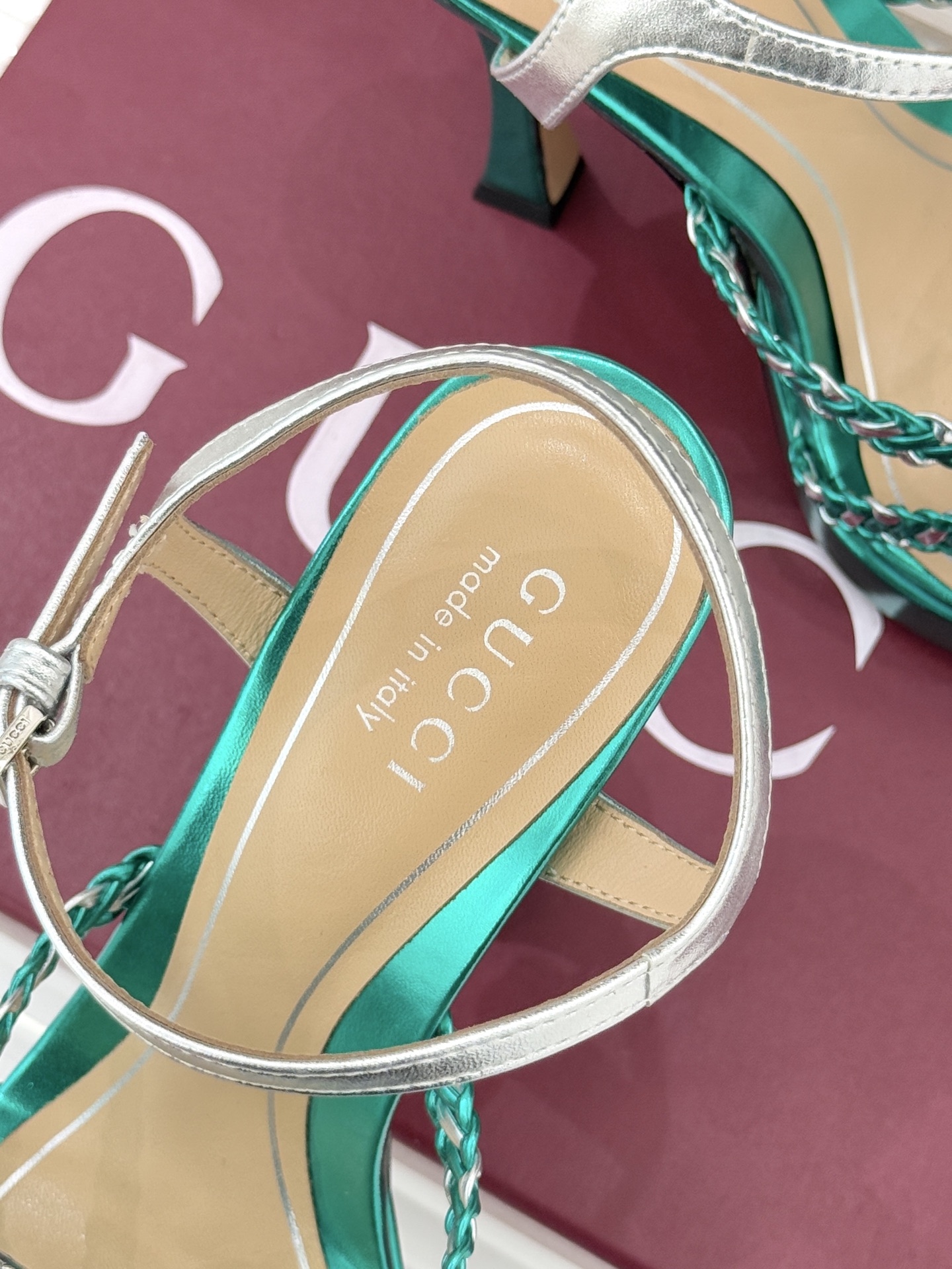 Gucci/古驰25WF新品水钻双G细带编织防水台高跟凉鞋当复古徽章邂逅璀璨锋芒这双凉鞋以标志性双G图腾