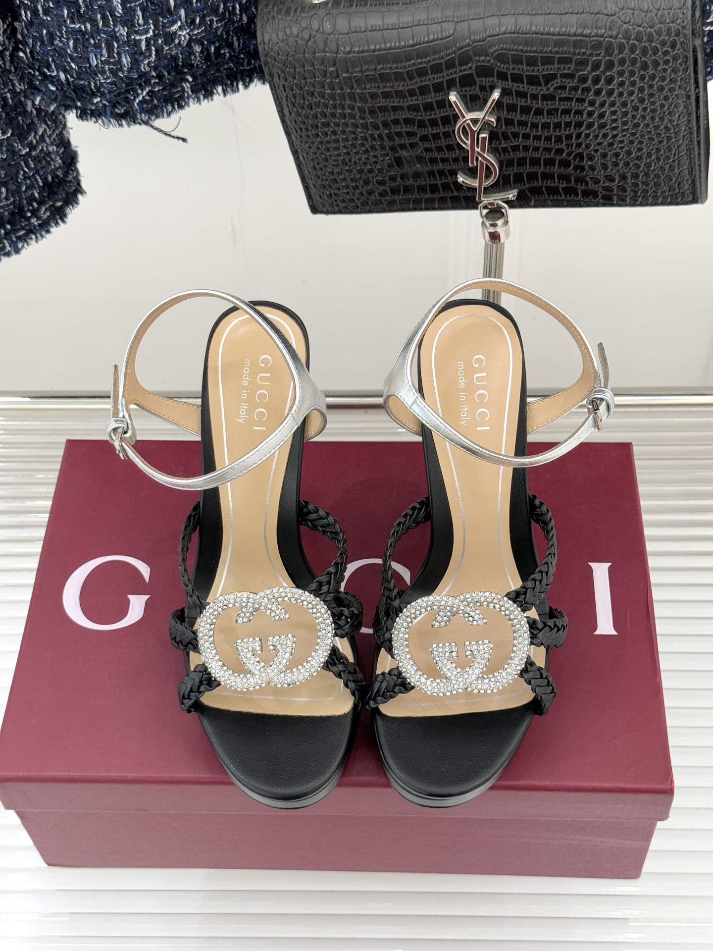 Gucci/古驰25WF新品水钻双G细带编织防水台高跟凉鞋当复古徽章邂逅璀璨锋芒这双凉鞋以标志性双G图腾