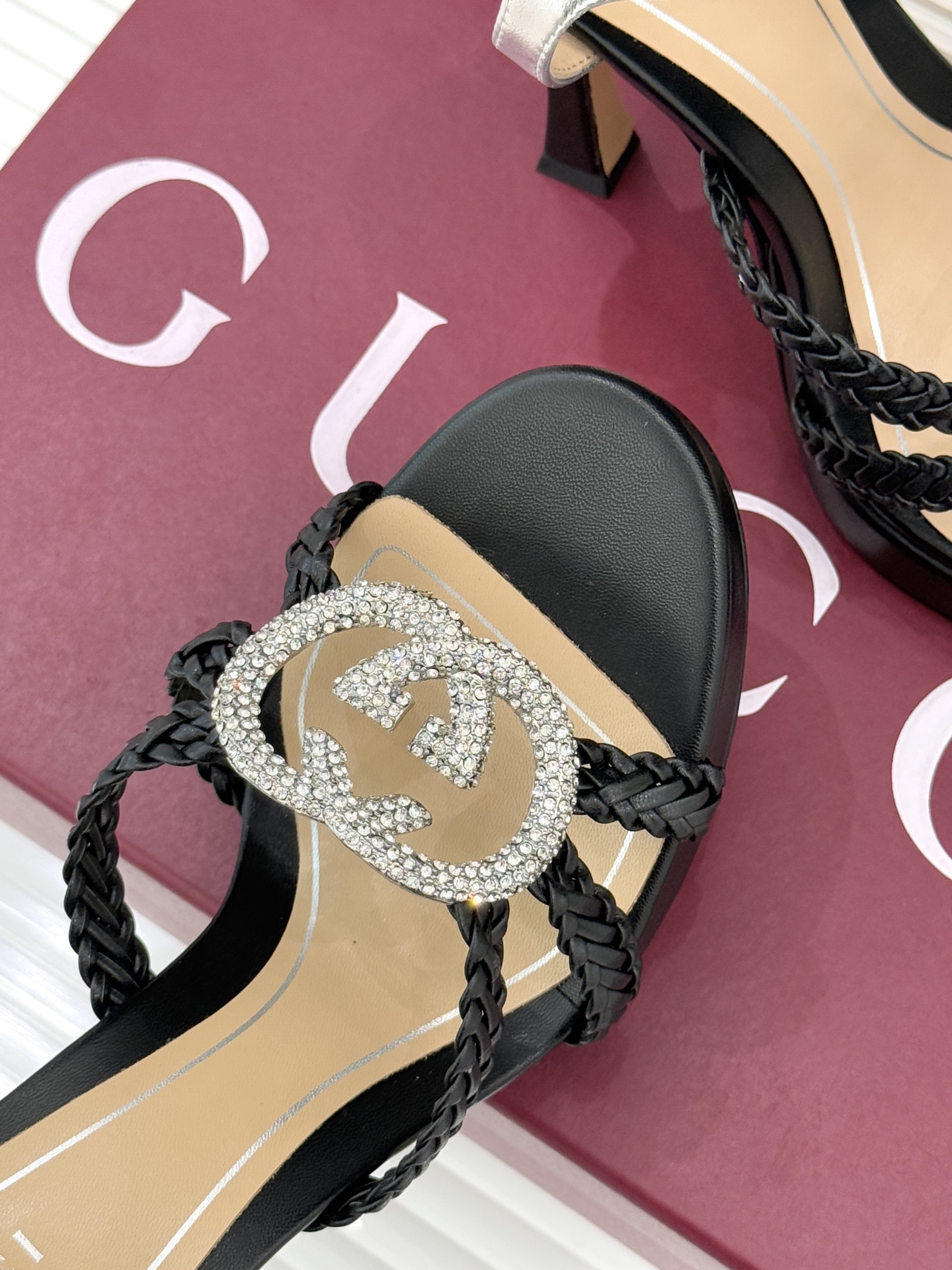 Gucci/古驰25WF新品水钻双G细带编织防水台高跟凉鞋当复古徽章邂逅璀璨锋芒这双凉鞋以标志性双G图腾