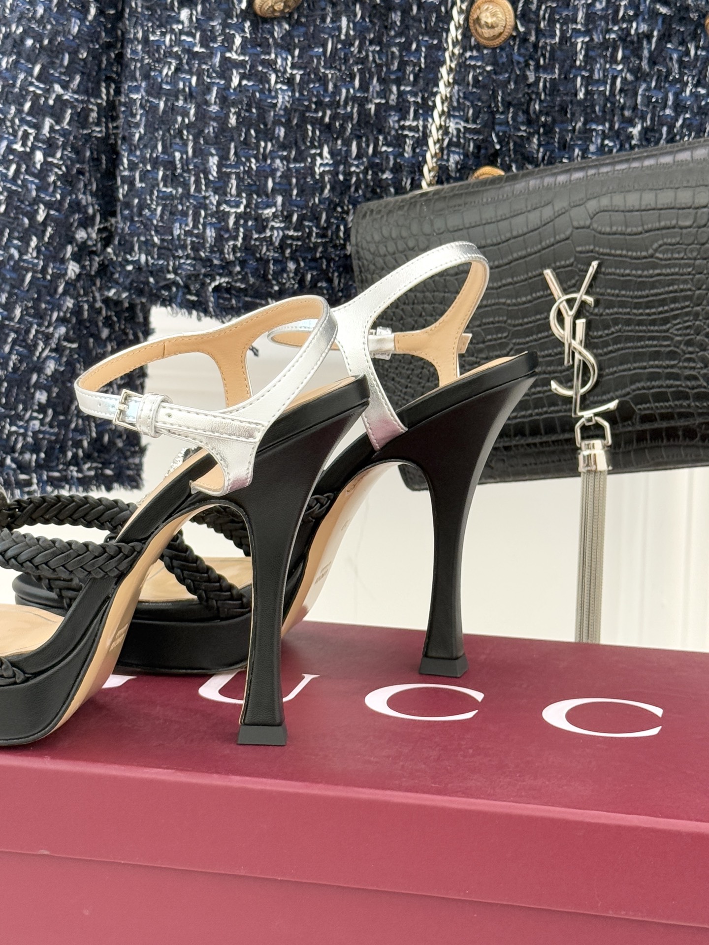 Gucci/古驰25WF新品水钻双G细带编织防水台高跟凉鞋当复古徽章邂逅璀璨锋芒这双凉鞋以标志性双G图腾