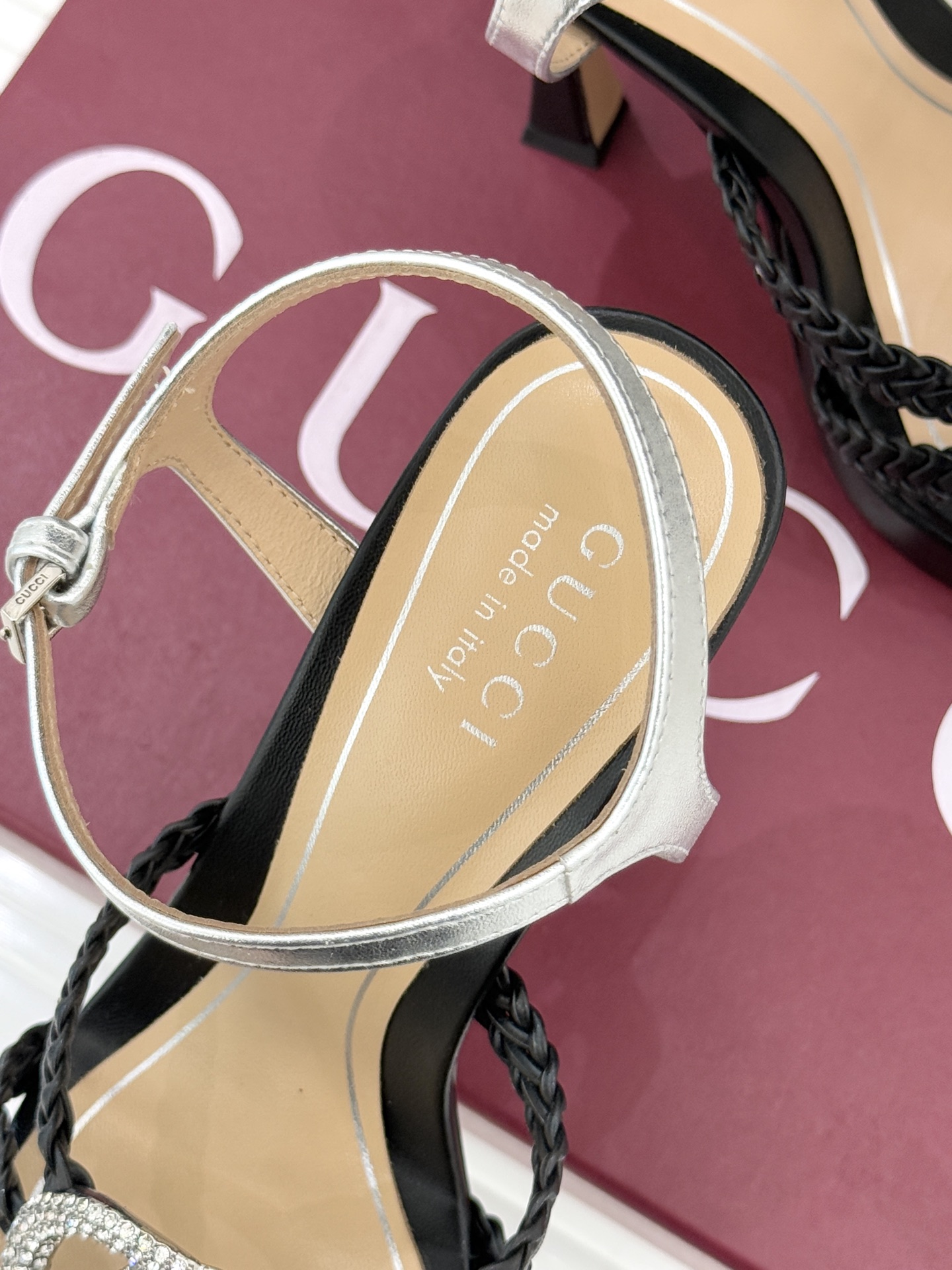 Gucci/古驰25WF新品水钻双G细带编织防水台高跟凉鞋当复古徽章邂逅璀璨锋芒这双凉鞋以标志性双G图腾