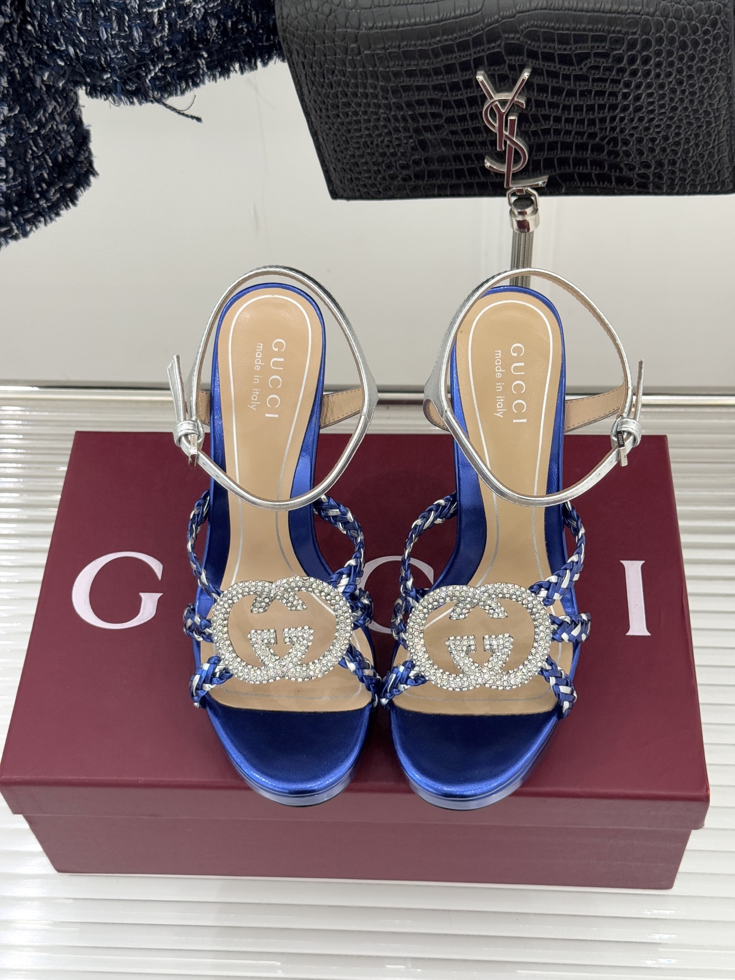 Gucci/古驰25WF新品水钻双G细带编织防水台高跟凉鞋当复古徽章邂逅璀璨锋芒这双凉鞋以标志性双G图腾