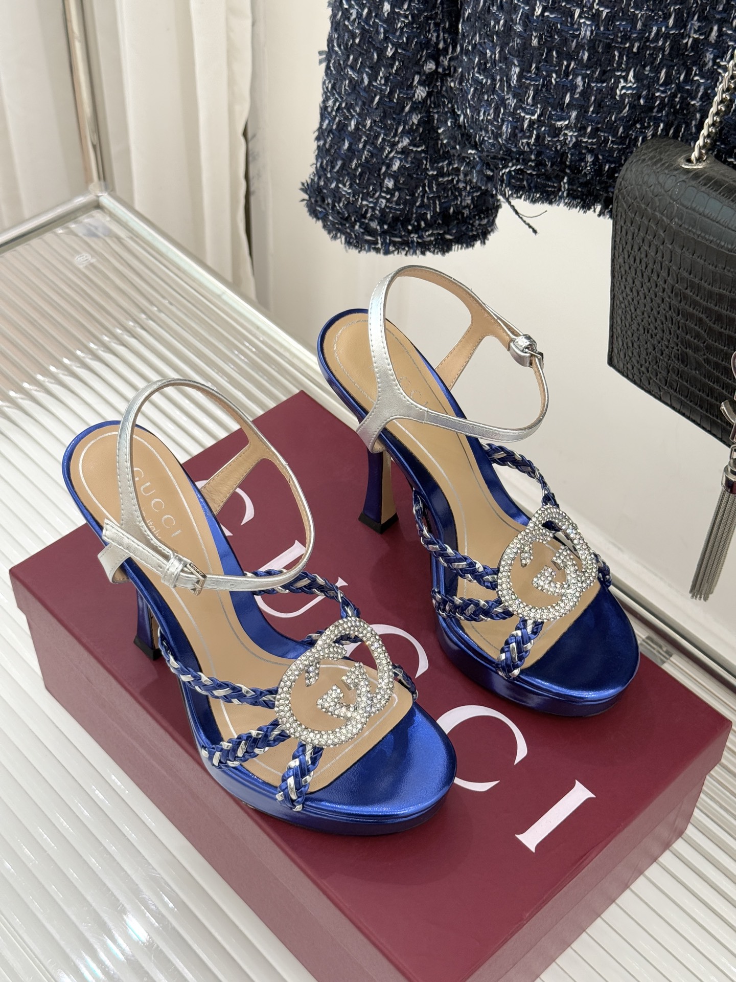 Gucci/古驰25WF新品水钻双G细带编织防水台高跟凉鞋当复古徽章邂逅璀璨锋芒这双凉鞋以标志性双G图腾