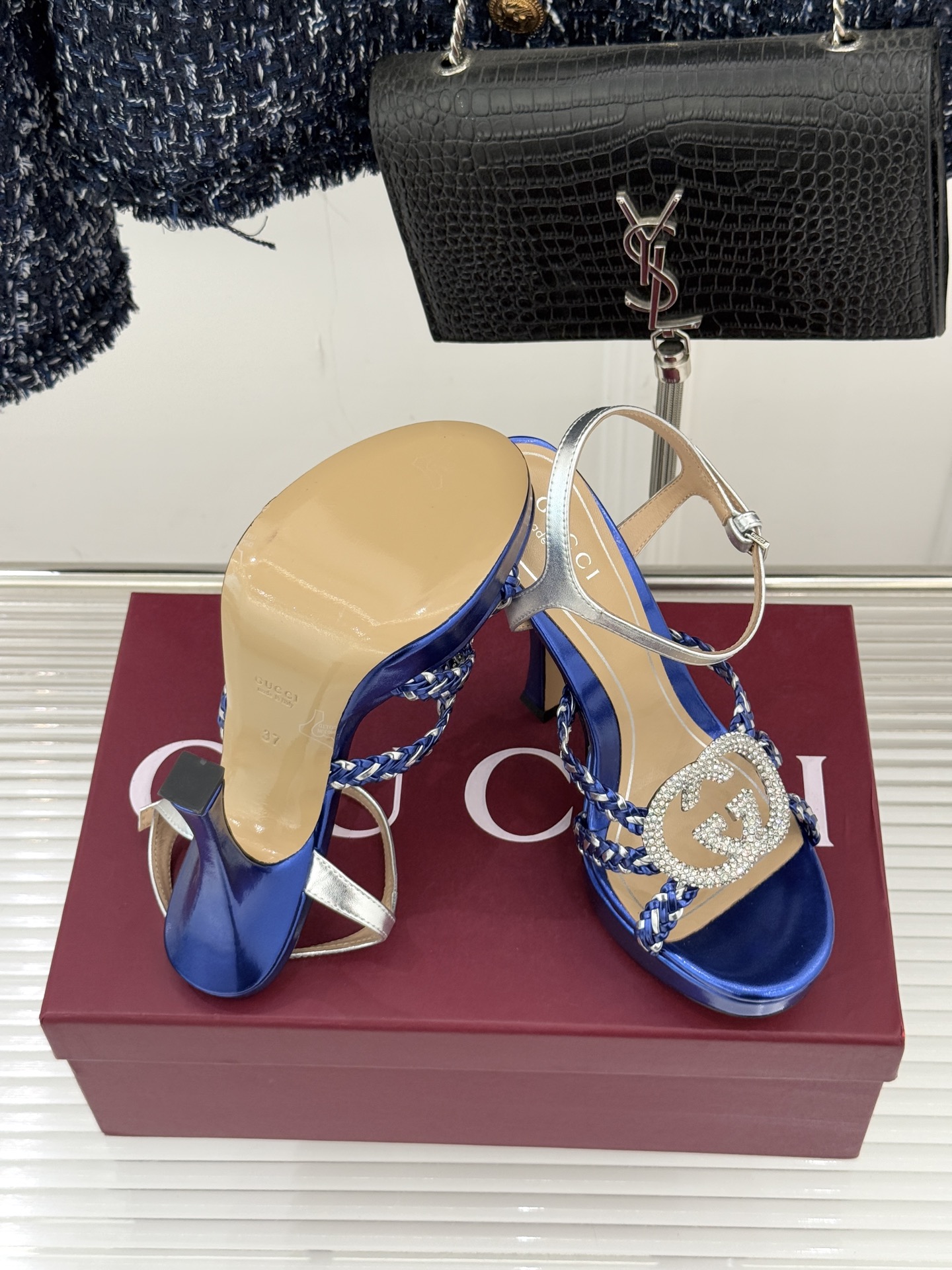 Gucci/古驰25WF新品水钻双G细带编织防水台高跟凉鞋当复古徽章邂逅璀璨锋芒这双凉鞋以标志性双G图腾