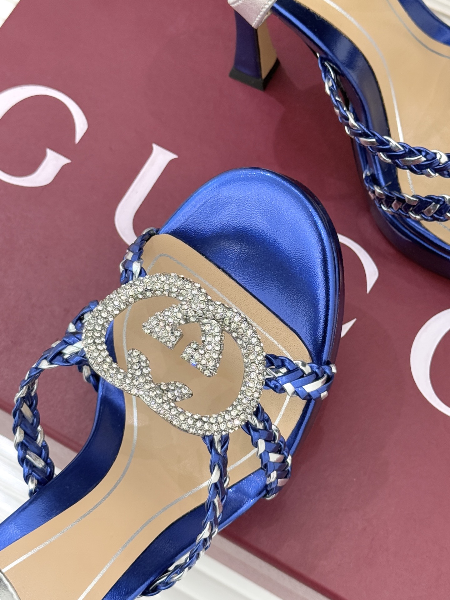 Gucci/古驰25WF新品水钻双G细带编织防水台高跟凉鞋当复古徽章邂逅璀璨锋芒这双凉鞋以标志性双G图腾