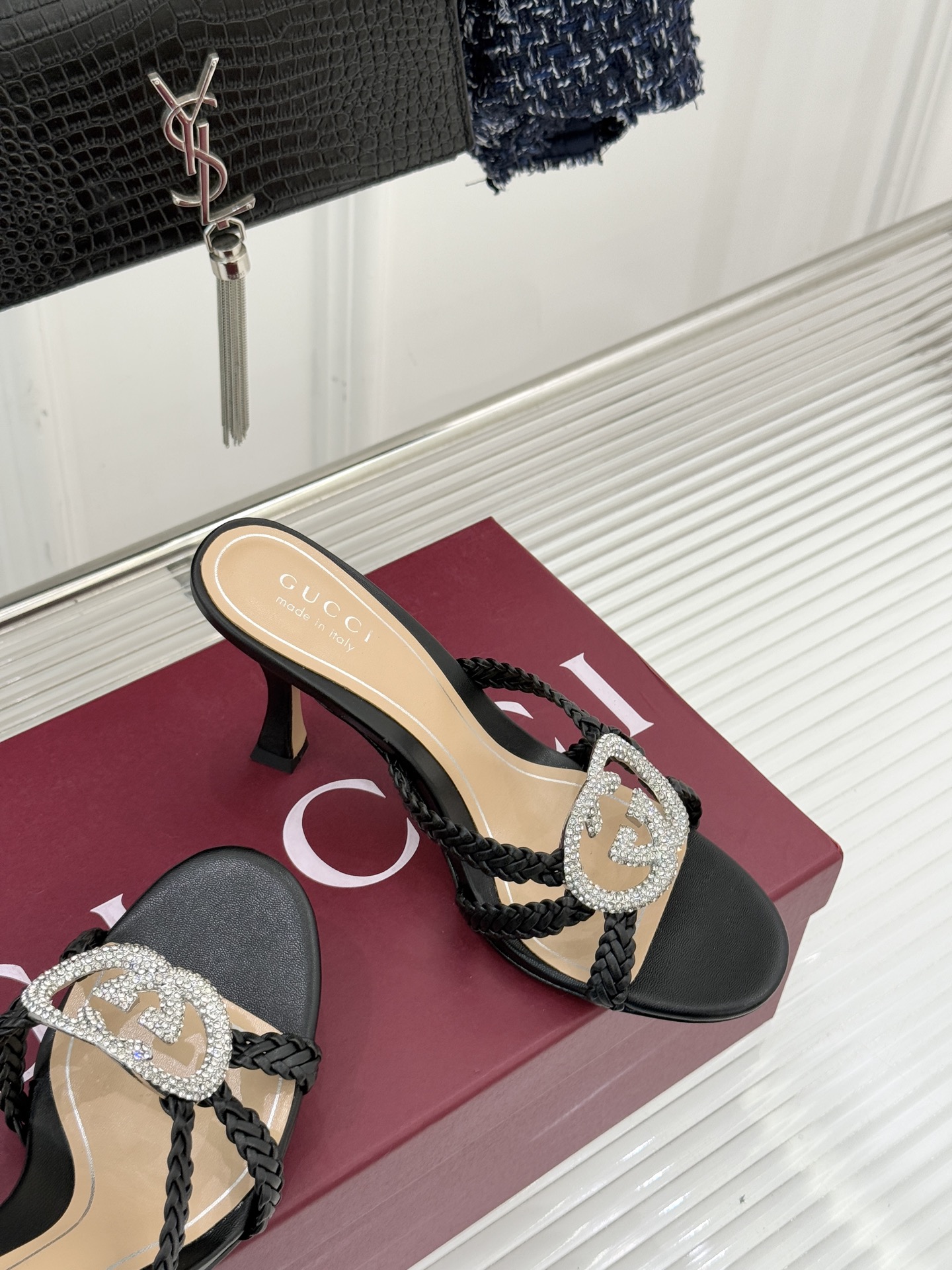 Gucci/古驰25WF早春水钻双G细带编织平底高跟拖鞋以经典符号与璀璨钻光重构早春格调将意式“不经意的