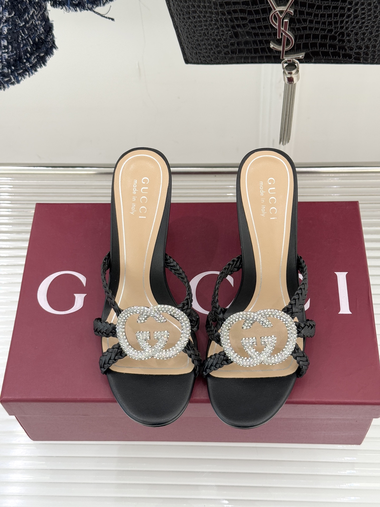 Gucci/古驰25WF早春水钻双G细带编织平底高跟拖鞋以经典符号与璀璨钻光重构早春格调将意式“不经意的