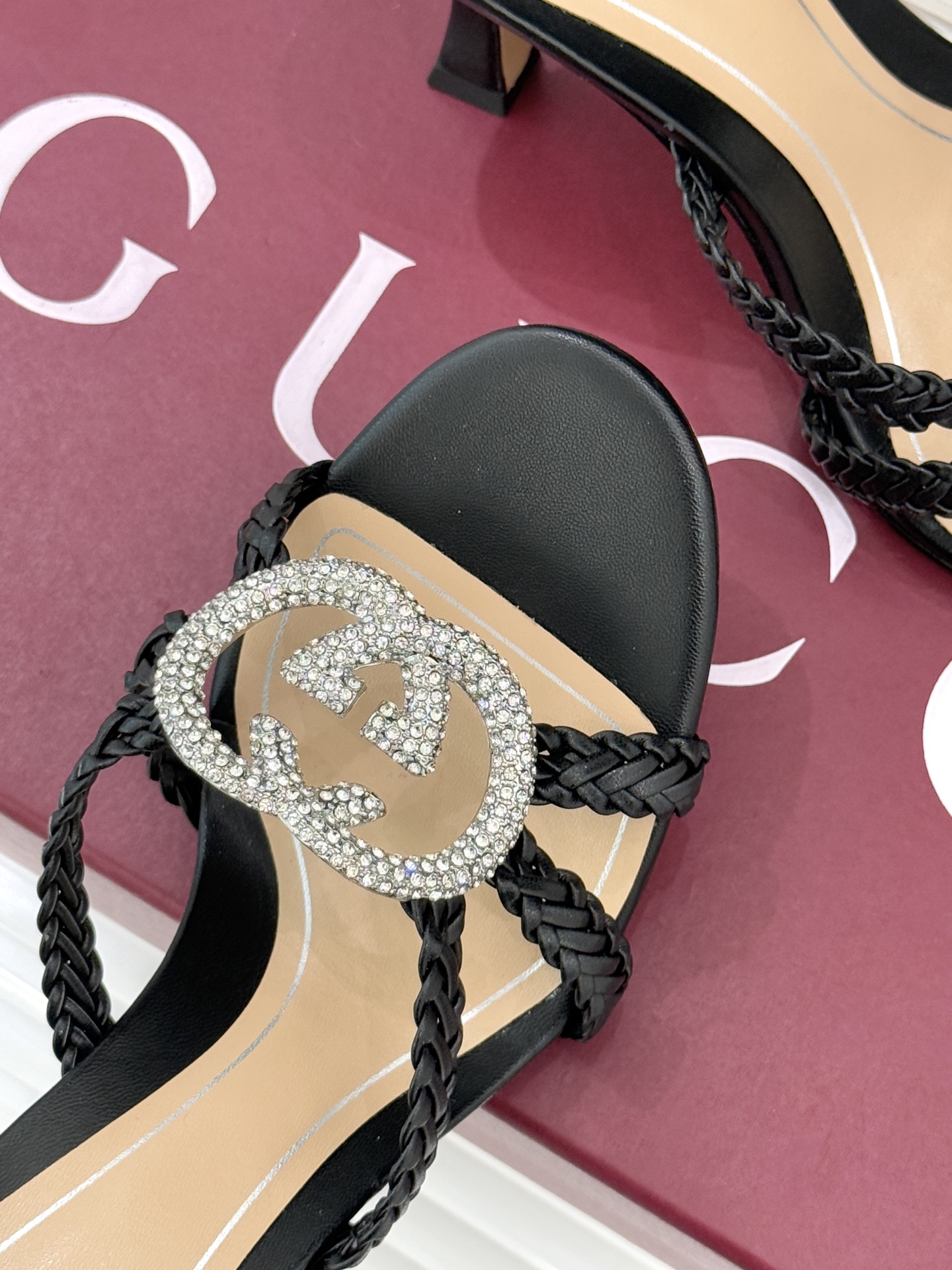 Gucci/古驰25WF早春水钻双G细带编织平底高跟拖鞋以经典符号与璀璨钻光重构早春格调将意式“不经意的