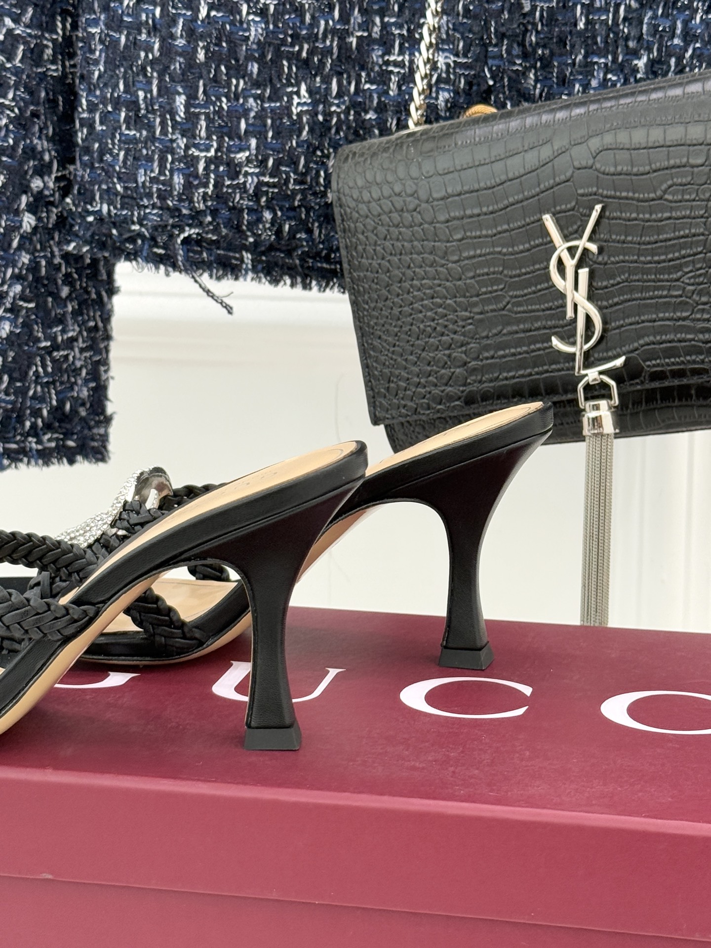 Gucci/古驰25WF早春水钻双G细带编织平底高跟拖鞋以经典符号与璀璨钻光重构早春格调将意式“不经意的