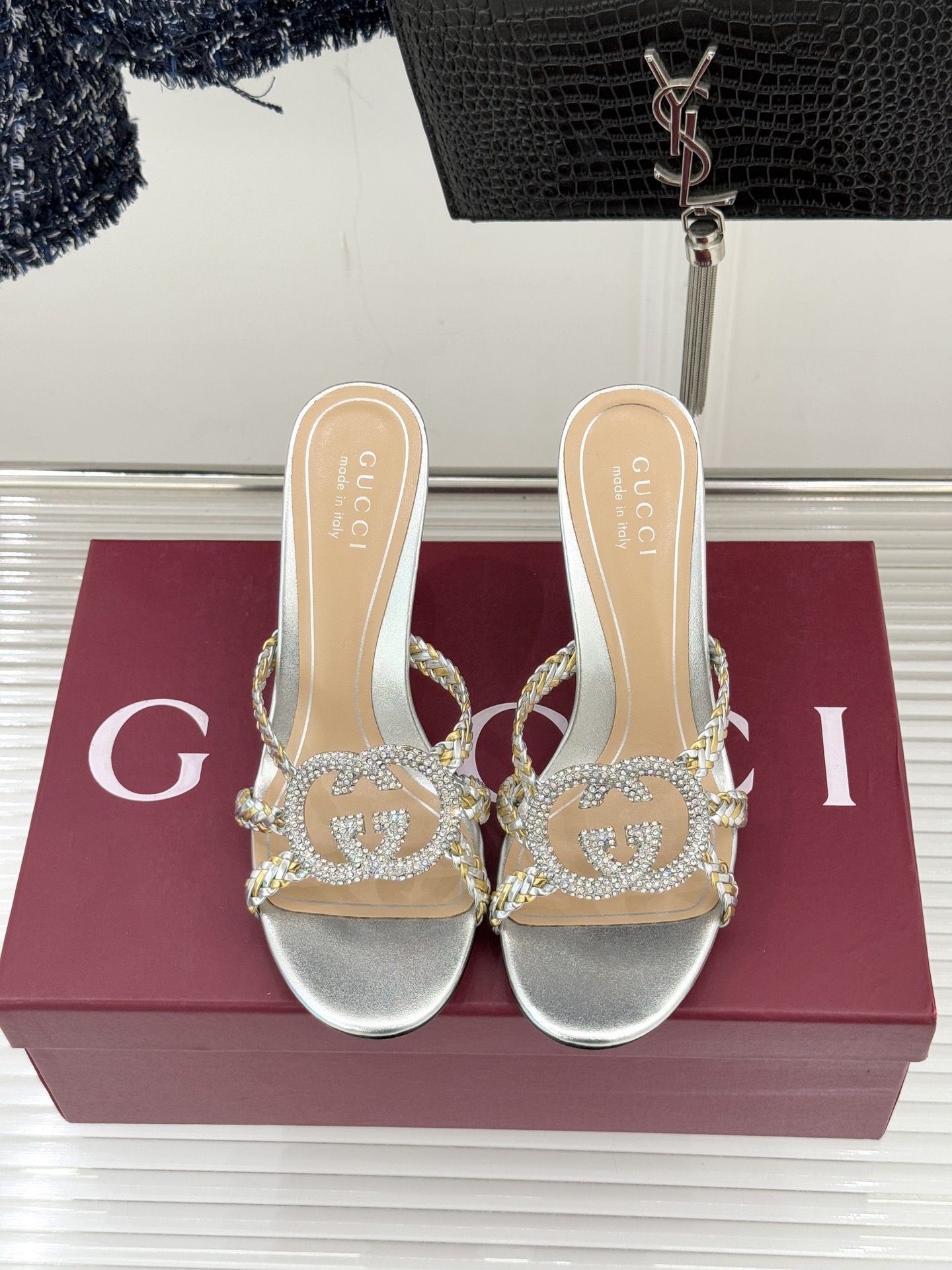 Gucci/古驰25WF早春水钻双G细带编织平底高跟拖鞋以经典符号与璀璨钻光重构早春格调将意式“不经意的