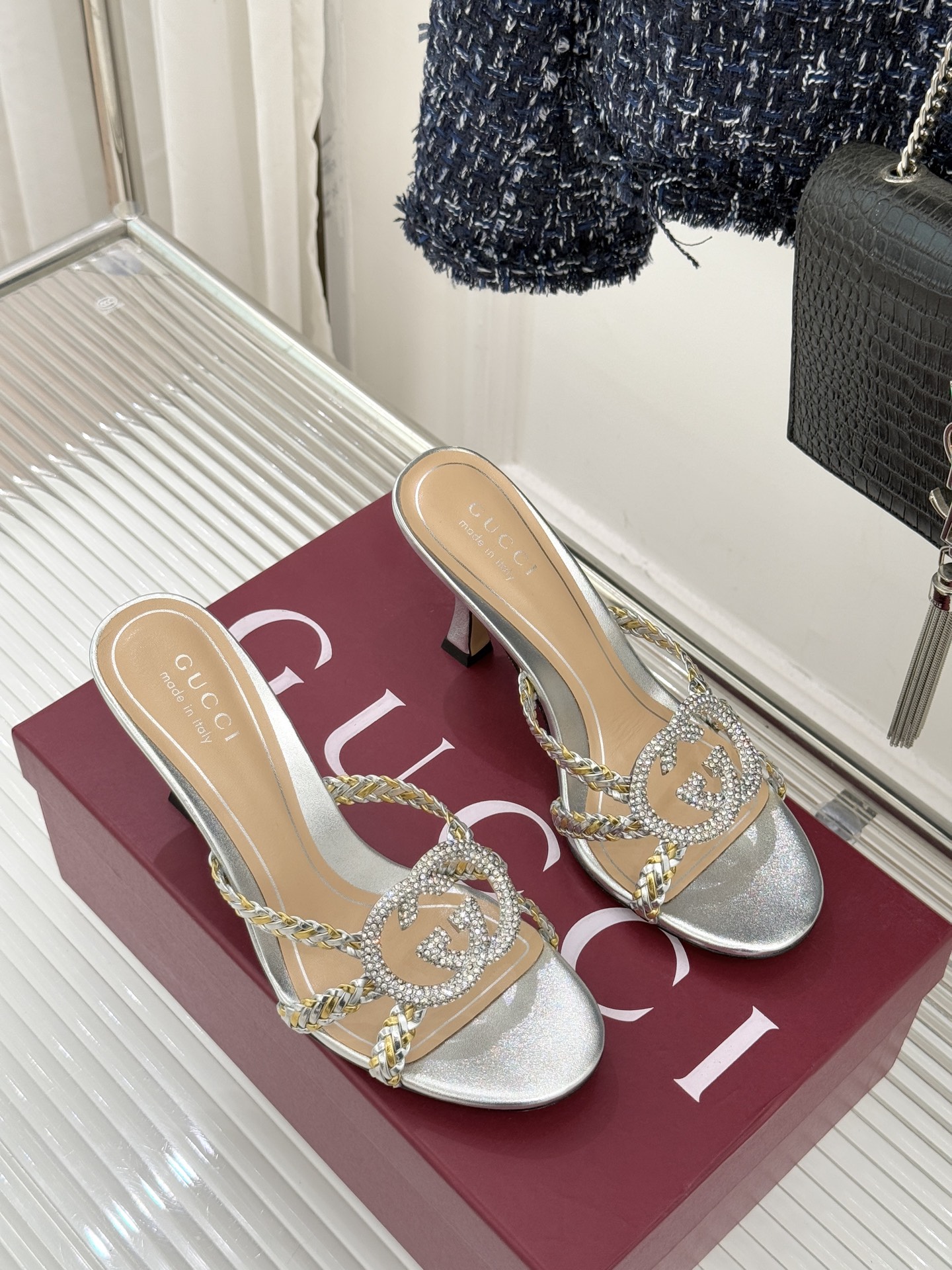 Gucci/古驰25WF早春水钻双G细带编织平底高跟拖鞋以经典符号与璀璨钻光重构早春格调将意式“不经意的