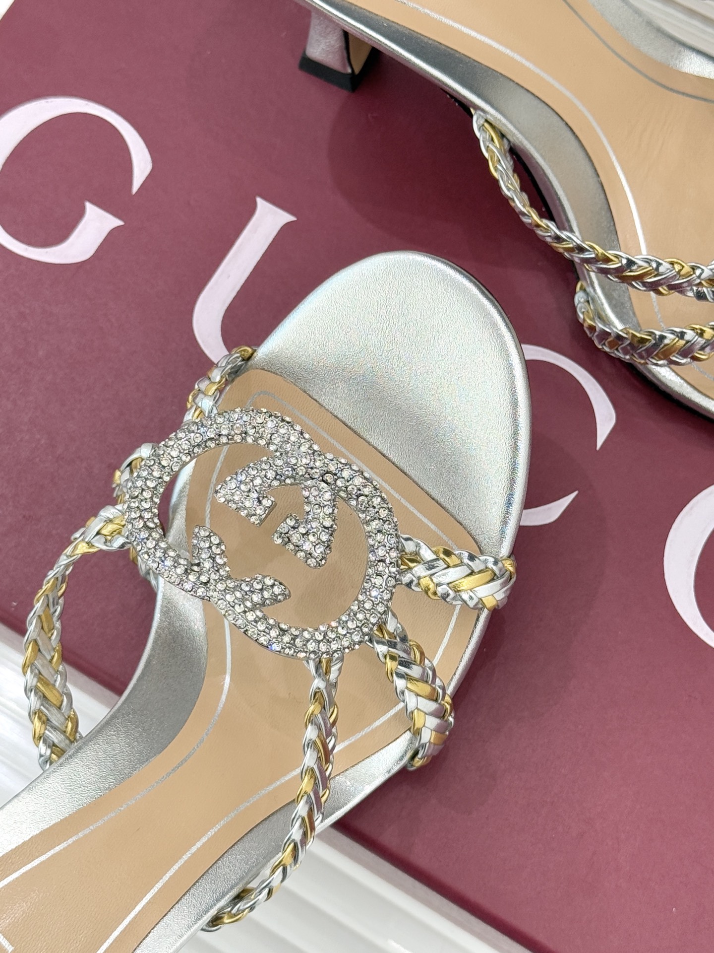 Gucci/古驰25WF早春水钻双G细带编织平底高跟拖鞋以经典符号与璀璨钻光重构早春格调将意式“不经意的