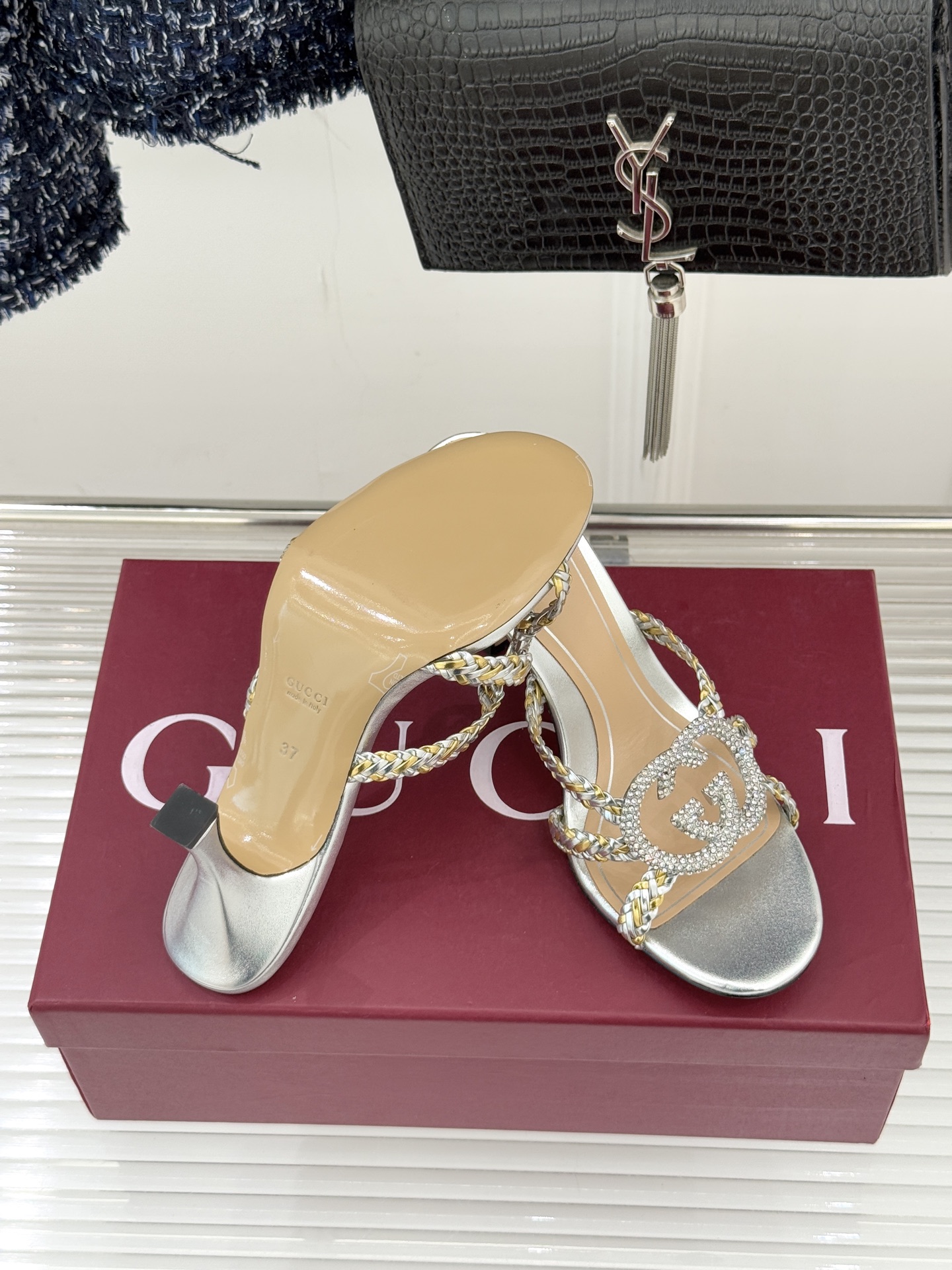 Gucci/古驰25WF早春水钻双G细带编织平底高跟拖鞋以经典符号与璀璨钻光重构早春格调将意式“不经意的