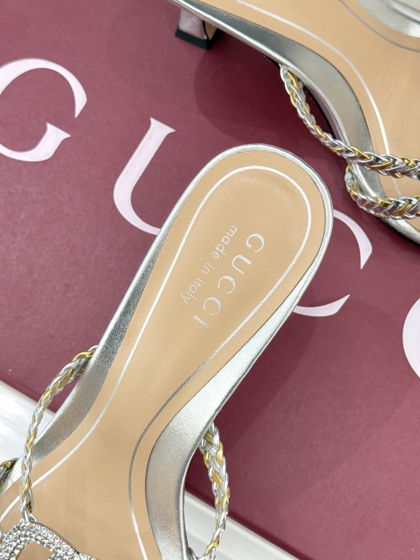 Gucci/古驰25WF早春水钻双G细带编织平底高跟拖鞋以经典符号与璀璨钻光重构早春格调将意式“不经意的