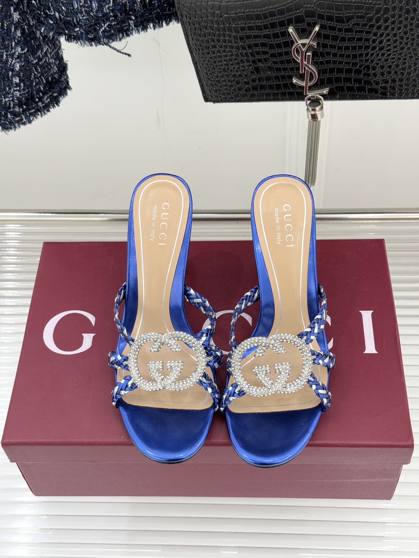 Gucci/古驰25WF早春水钻双G细带编织平底高跟拖鞋以经典符号与璀璨钻光重构早春格调将意式“不经意的