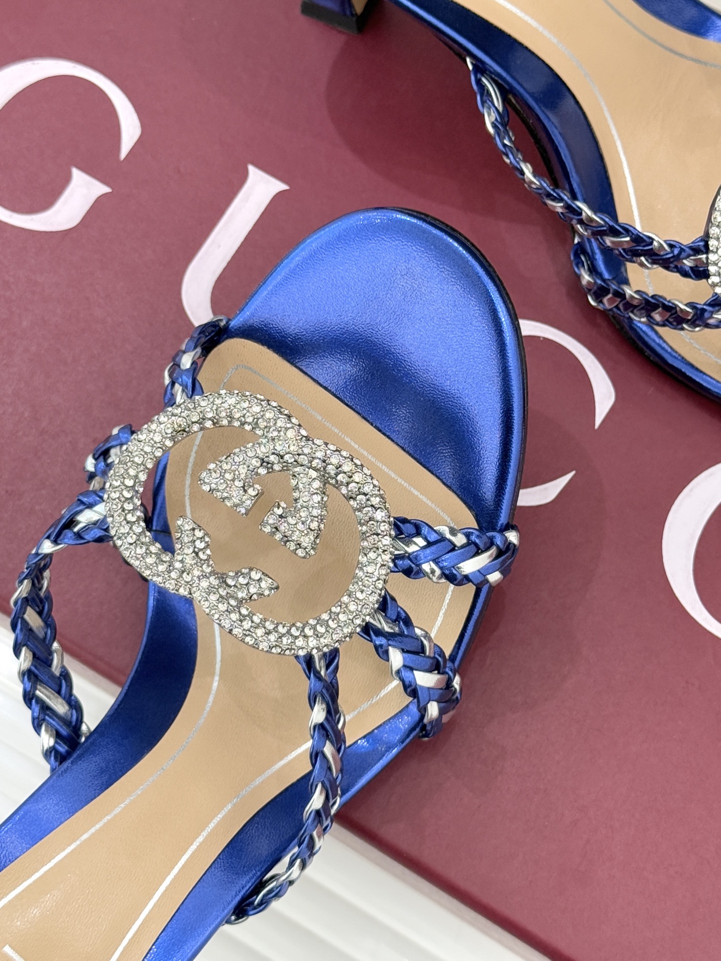 Gucci/古驰25WF早春水钻双G细带编织平底高跟拖鞋以经典符号与璀璨钻光重构早春格调将意式“不经意的