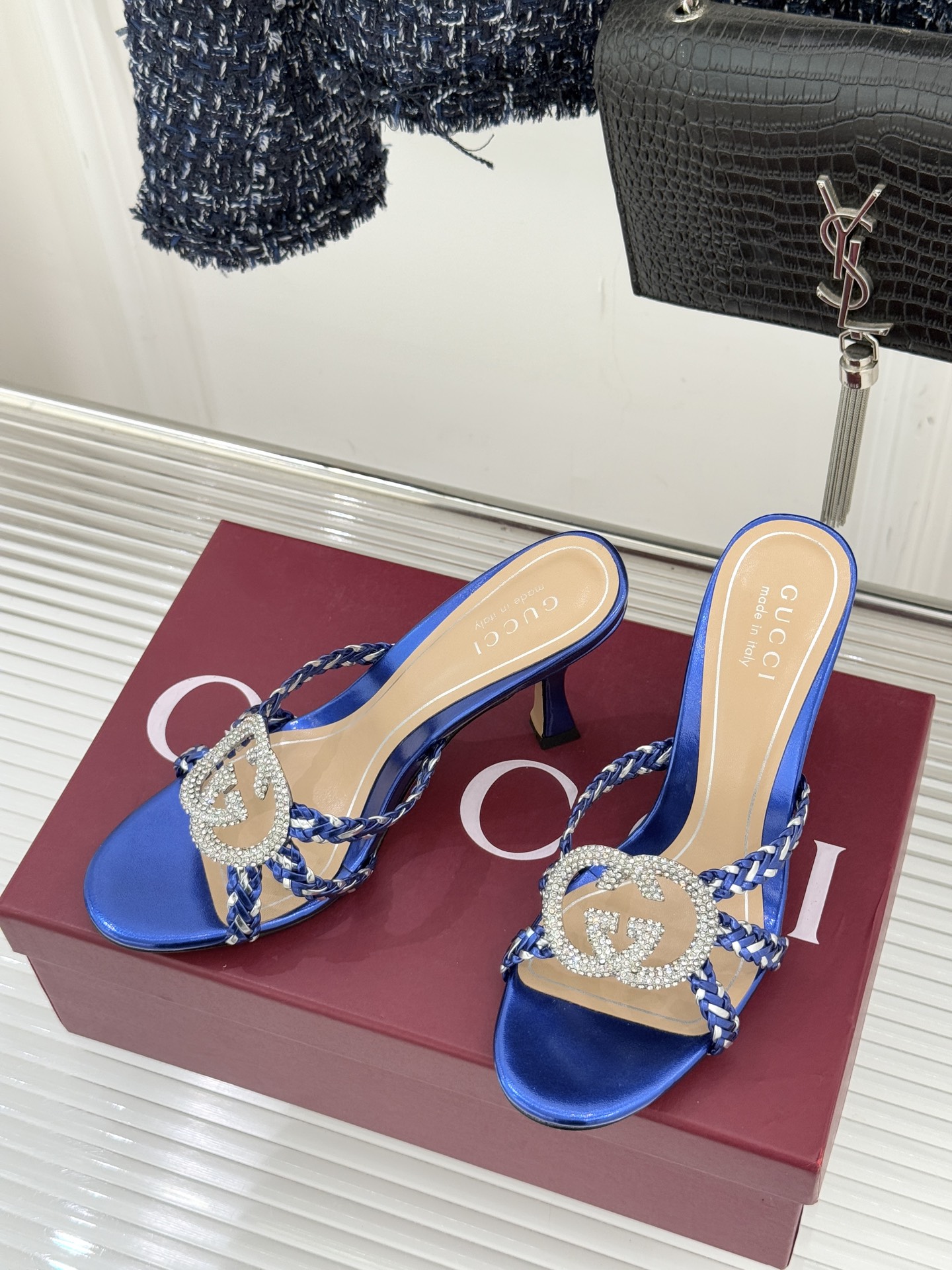 Gucci/古驰25WF早春水钻双G细带编织平底高跟拖鞋以经典符号与璀璨钻光重构早春格调将意式“不经意的