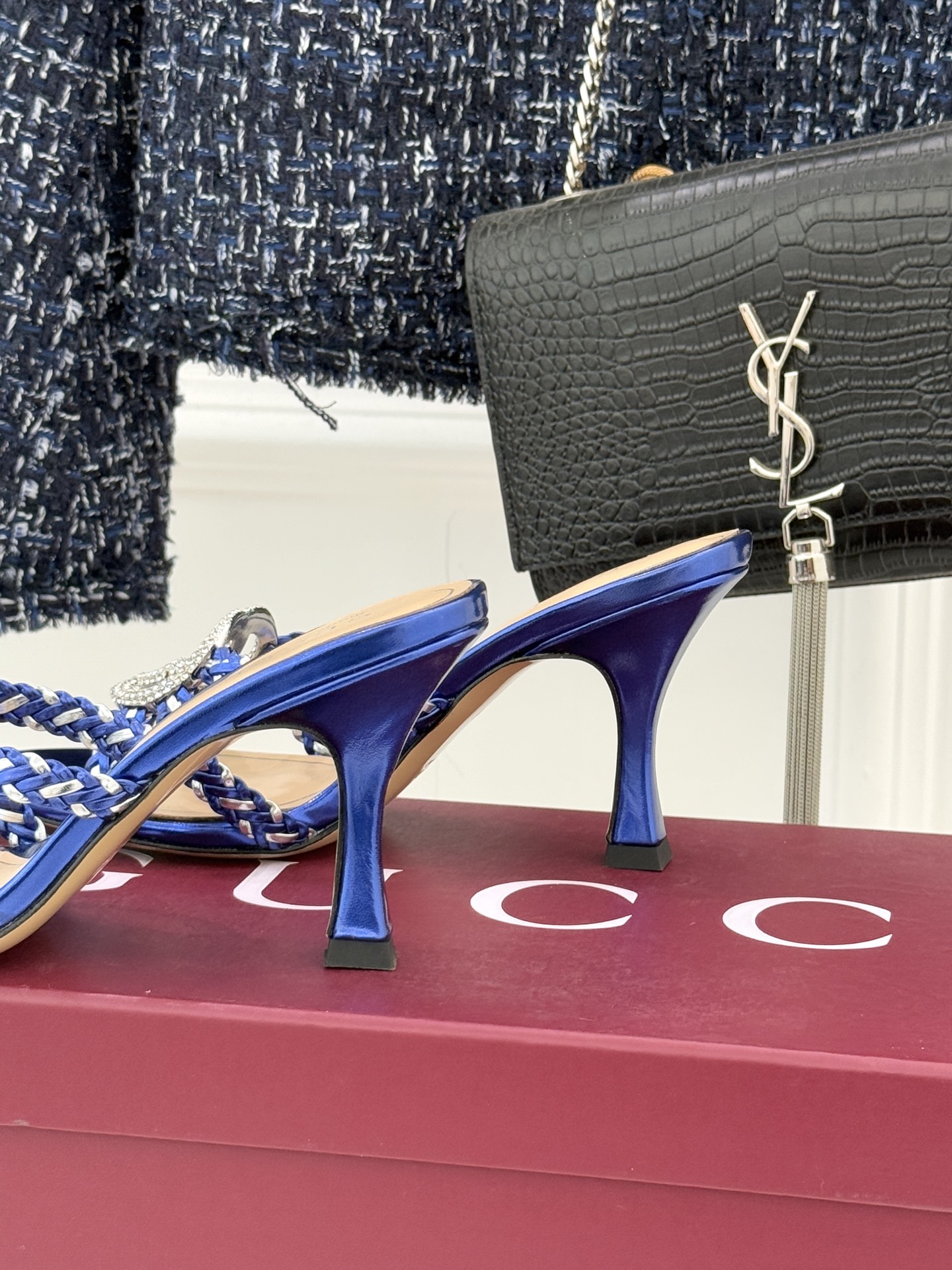 Gucci/古驰25WF早春水钻双G细带编织平底高跟拖鞋以经典符号与璀璨钻光重构早春格调将意式“不经意的