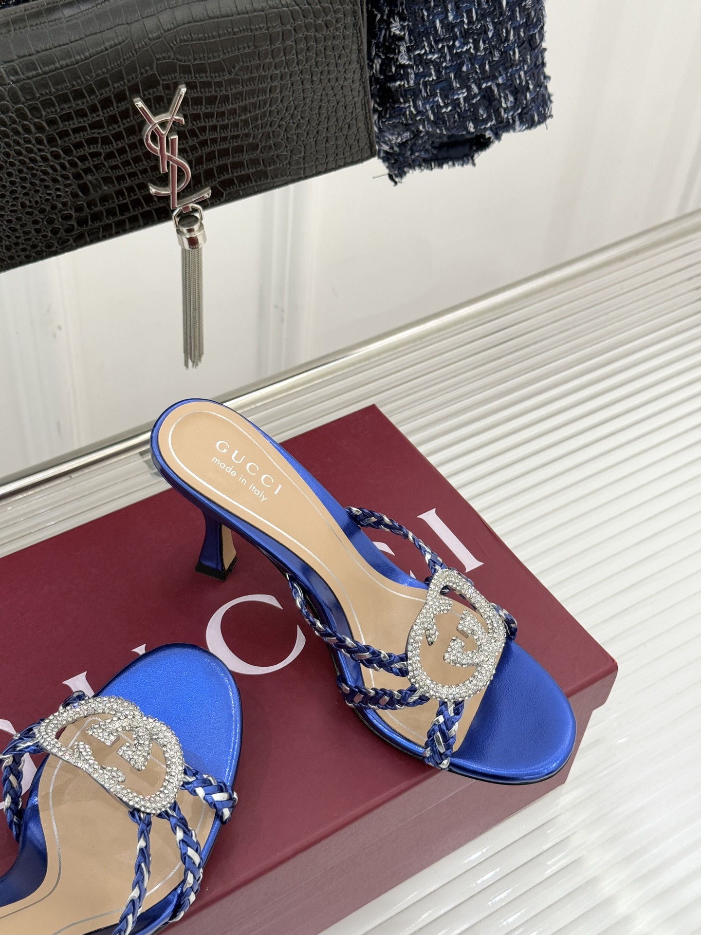 Gucci/古驰25WF早春水钻双G细带编织平底高跟拖鞋以经典符号与璀璨钻光重构早春格调将意式“不经意的