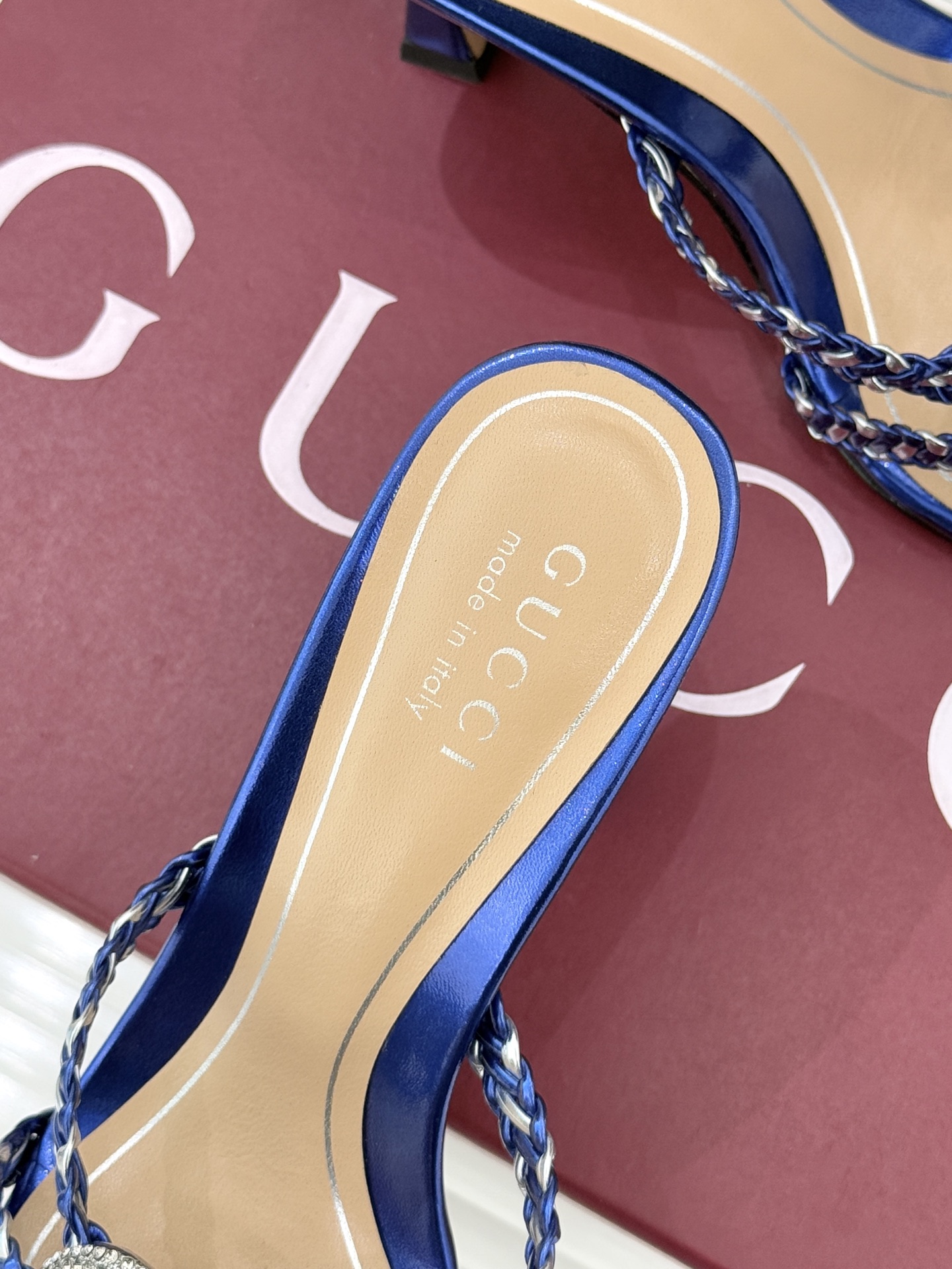 Gucci/古驰25WF早春水钻双G细带编织平底高跟拖鞋以经典符号与璀璨钻光重构早春格调将意式“不经意的