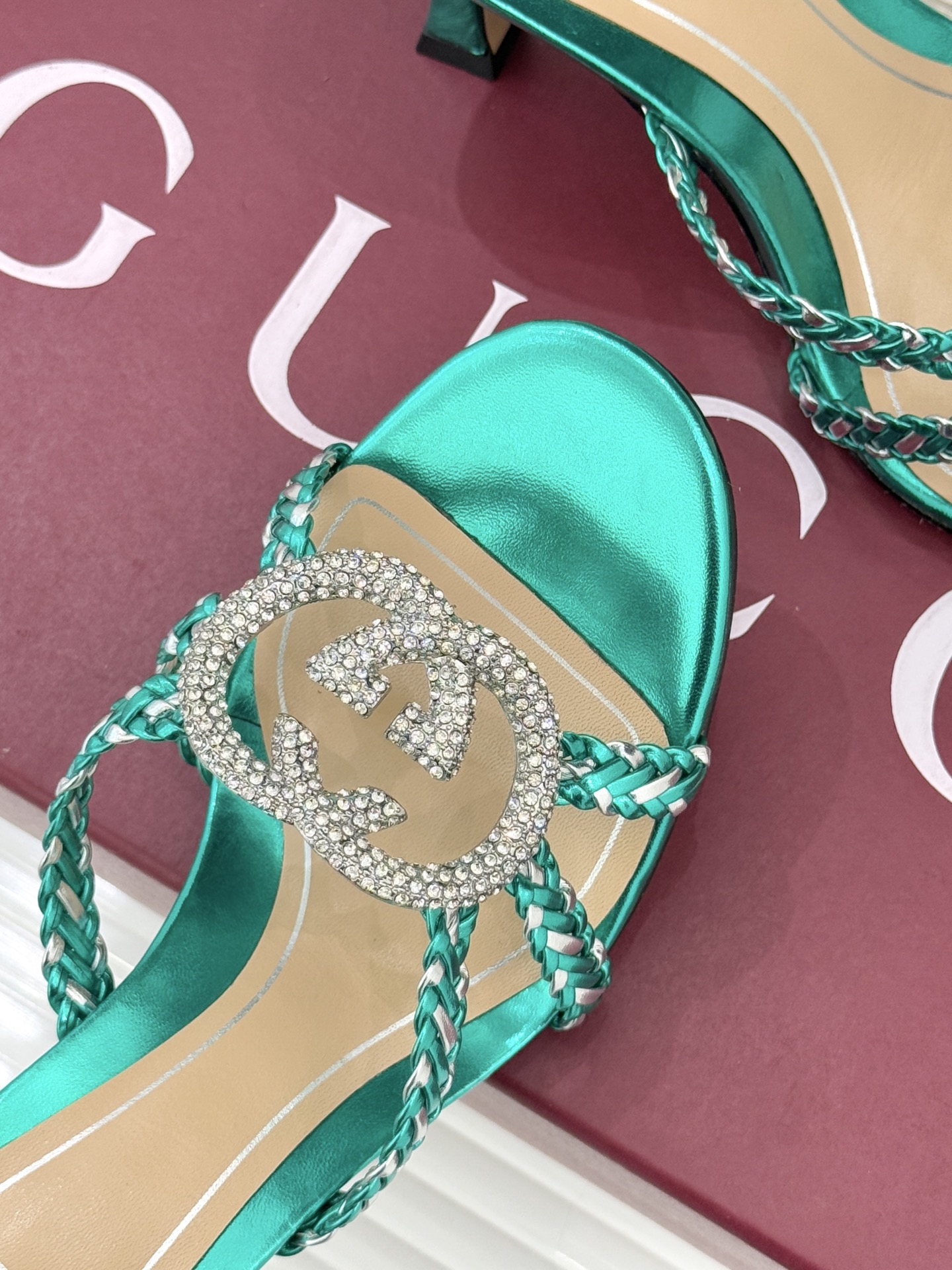 Gucci/古驰25WF早春水钻双G细带编织平底高跟拖鞋以经典符号与璀璨钻光重构早春格调将意式“不经意的