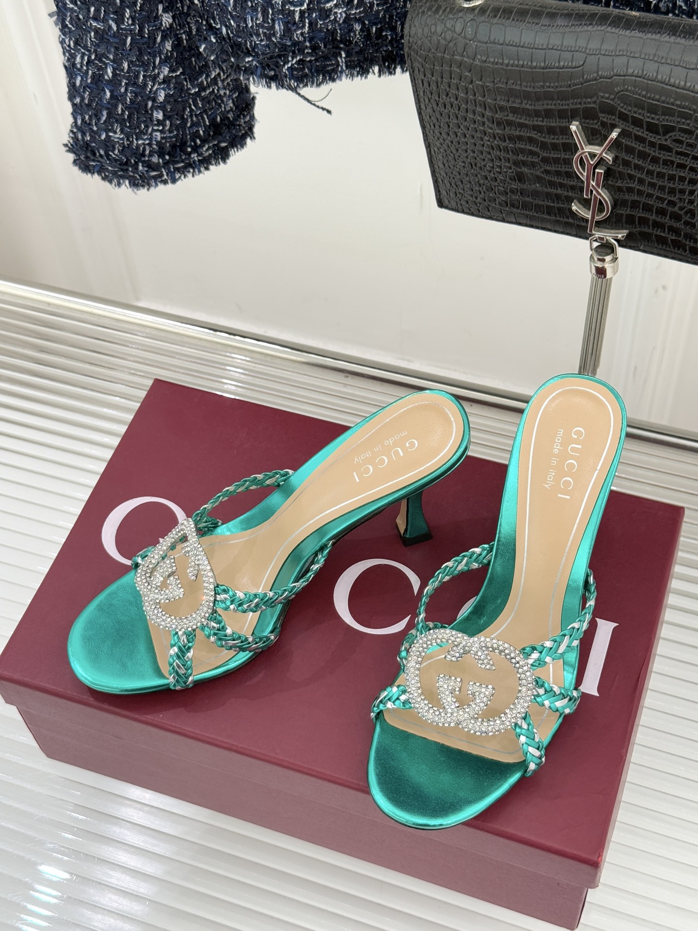 Gucci/古驰25WF早春水钻双G细带编织平底高跟拖鞋以经典符号与璀璨钻光重构早春格调将意式“不经意的