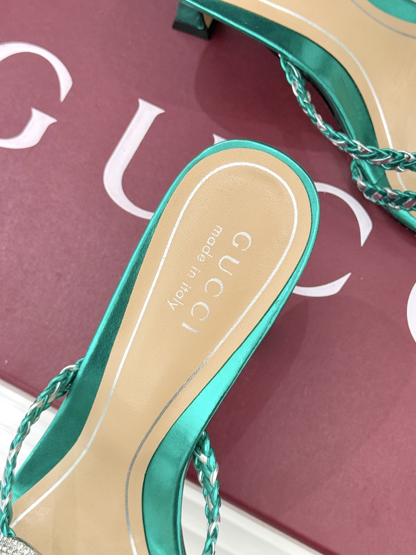 Gucci/古驰25WF早春水钻双G细带编织平底高跟拖鞋以经典符号与璀璨钻光重构早春格调将意式“不经意的