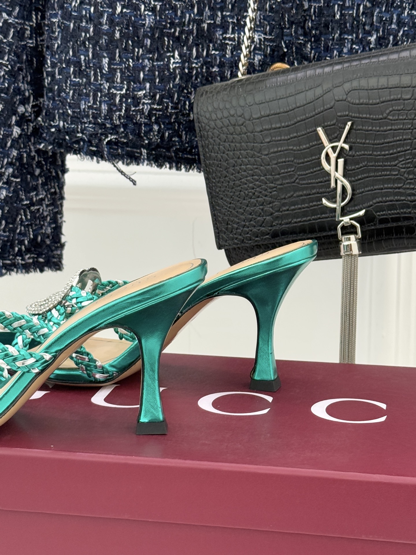 Gucci/古驰25WF早春水钻双G细带编织平底高跟拖鞋以经典符号与璀璨钻光重构早春格调将意式“不经意的