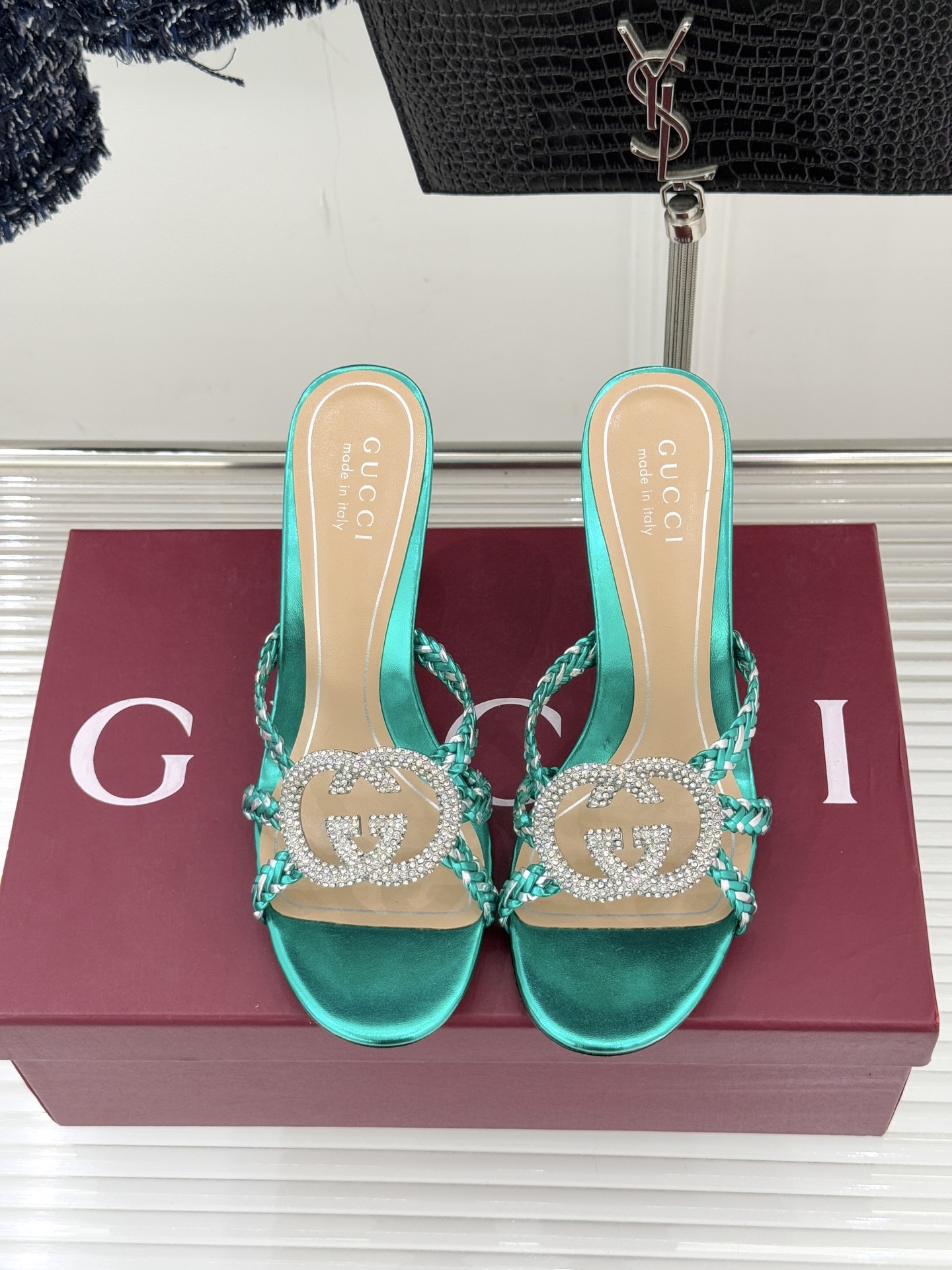 Gucci/古驰25WF早春水钻双G细带编织平底高跟拖鞋以经典符号与璀璨钻光重构早春格调将意式“不经意的