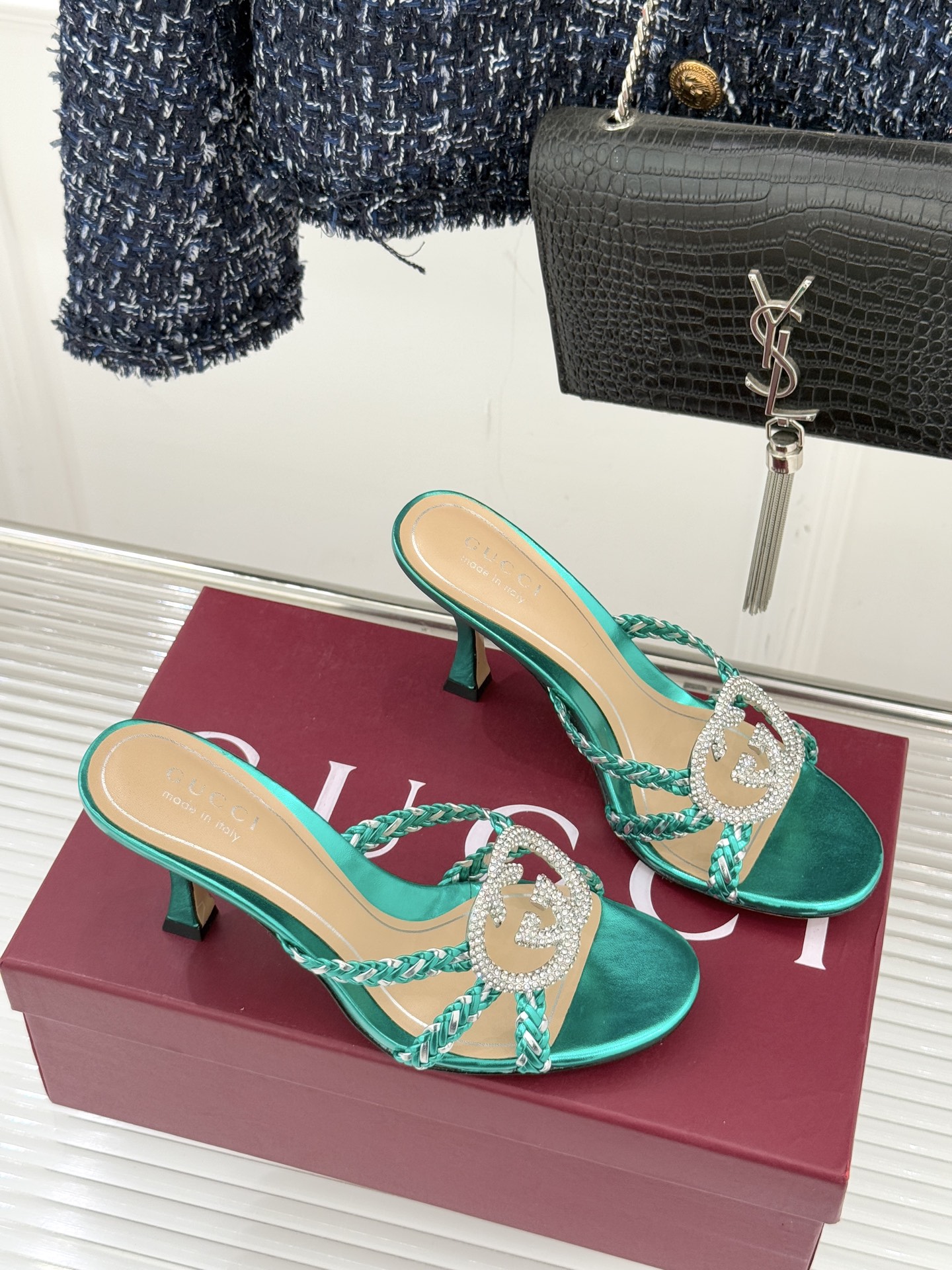 Gucci/古驰25WF早春水钻双G细带编织平底高跟拖鞋以经典符号与璀璨钻光重构早春格调将意式“不经意的