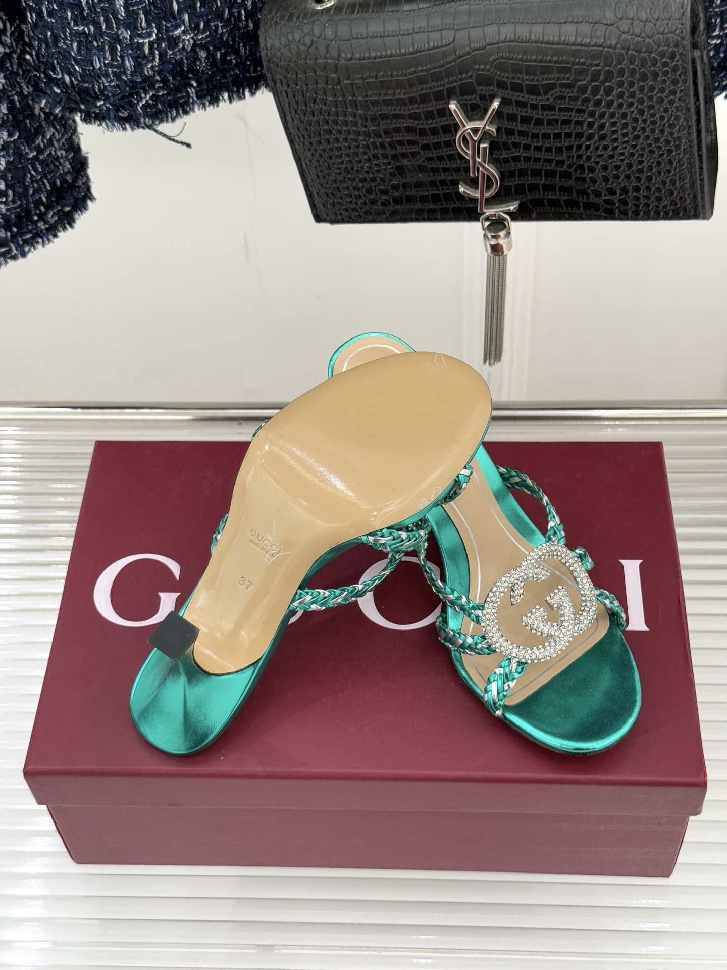 Gucci/古驰25WF早春水钻双G细带编织平底高跟拖鞋以经典符号与璀璨钻光重构早春格调将意式“不经意的