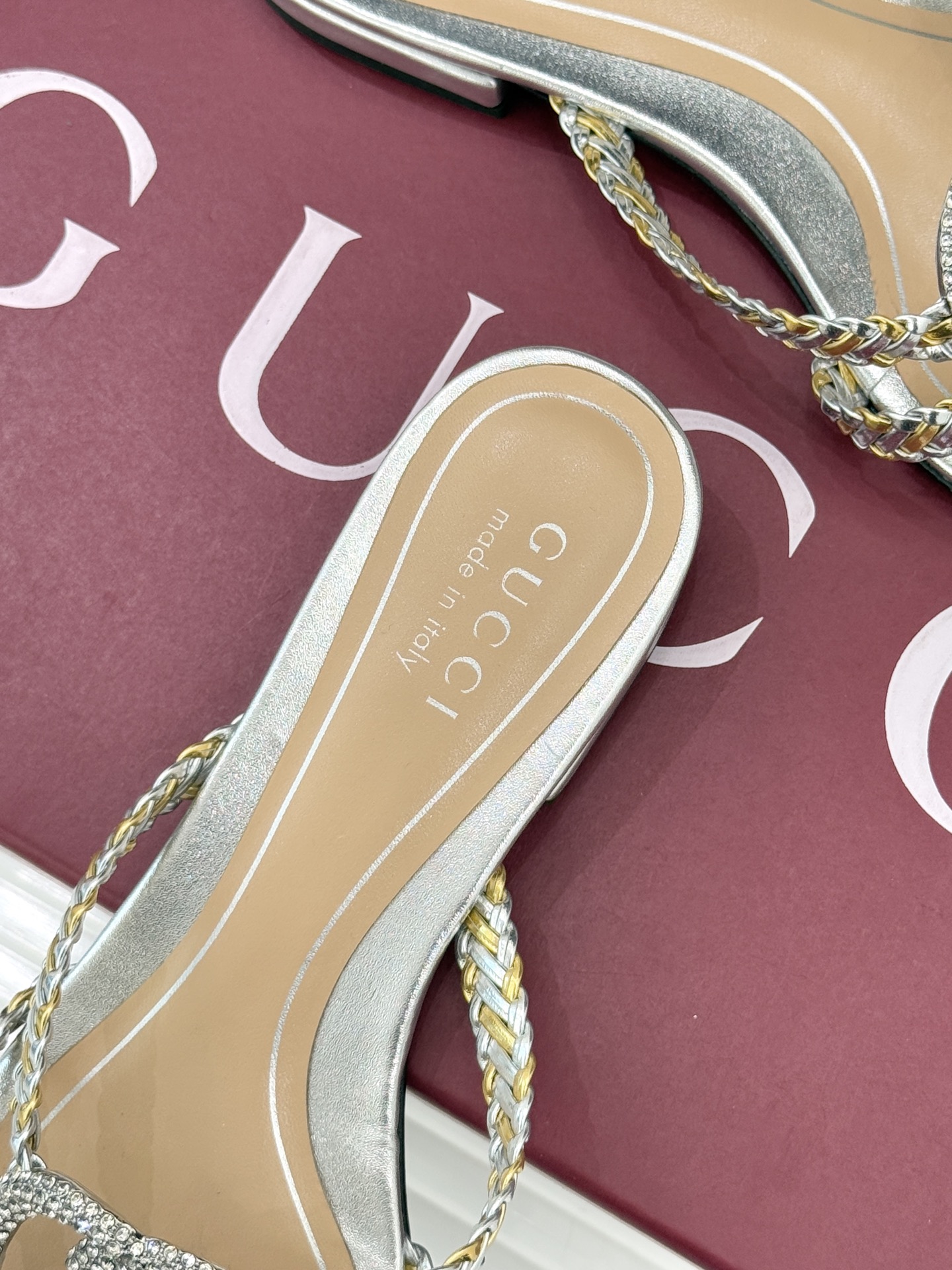 Gucci/古驰25WF早春水钻双G细带编织平底高跟拖鞋以经典符号与璀璨钻光重构早春格调将意式“不经意的