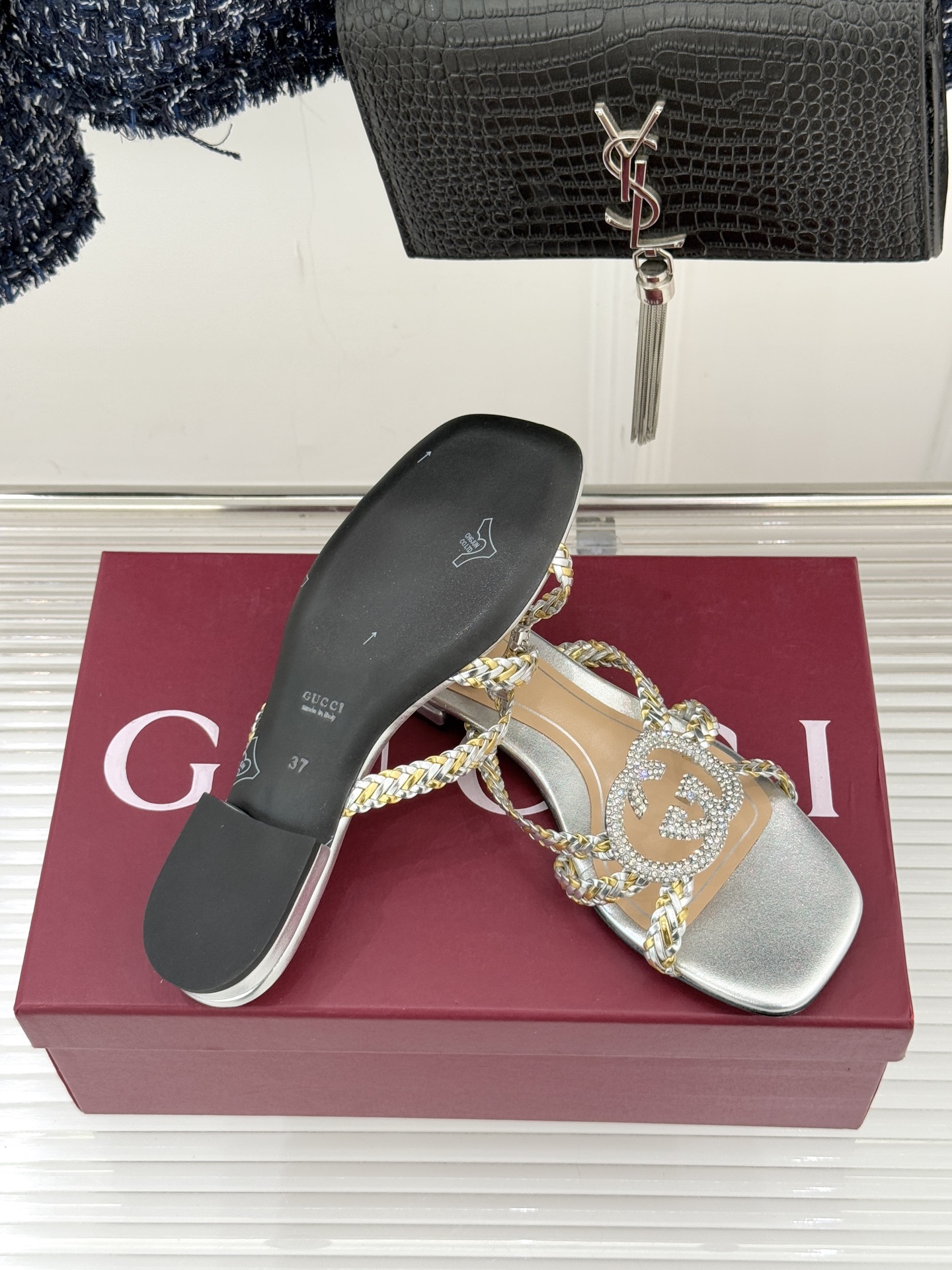 Gucci/古驰25WF早春水钻双G细带编织平底高跟拖鞋以经典符号与璀璨钻光重构早春格调将意式“不经意的