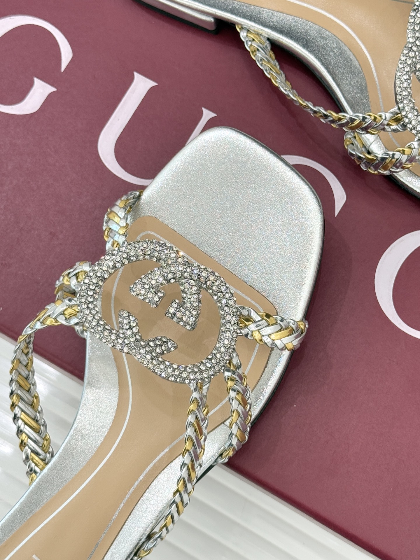 Gucci/古驰25WF早春水钻双G细带编织平底高跟拖鞋以经典符号与璀璨钻光重构早春格调将意式“不经意的