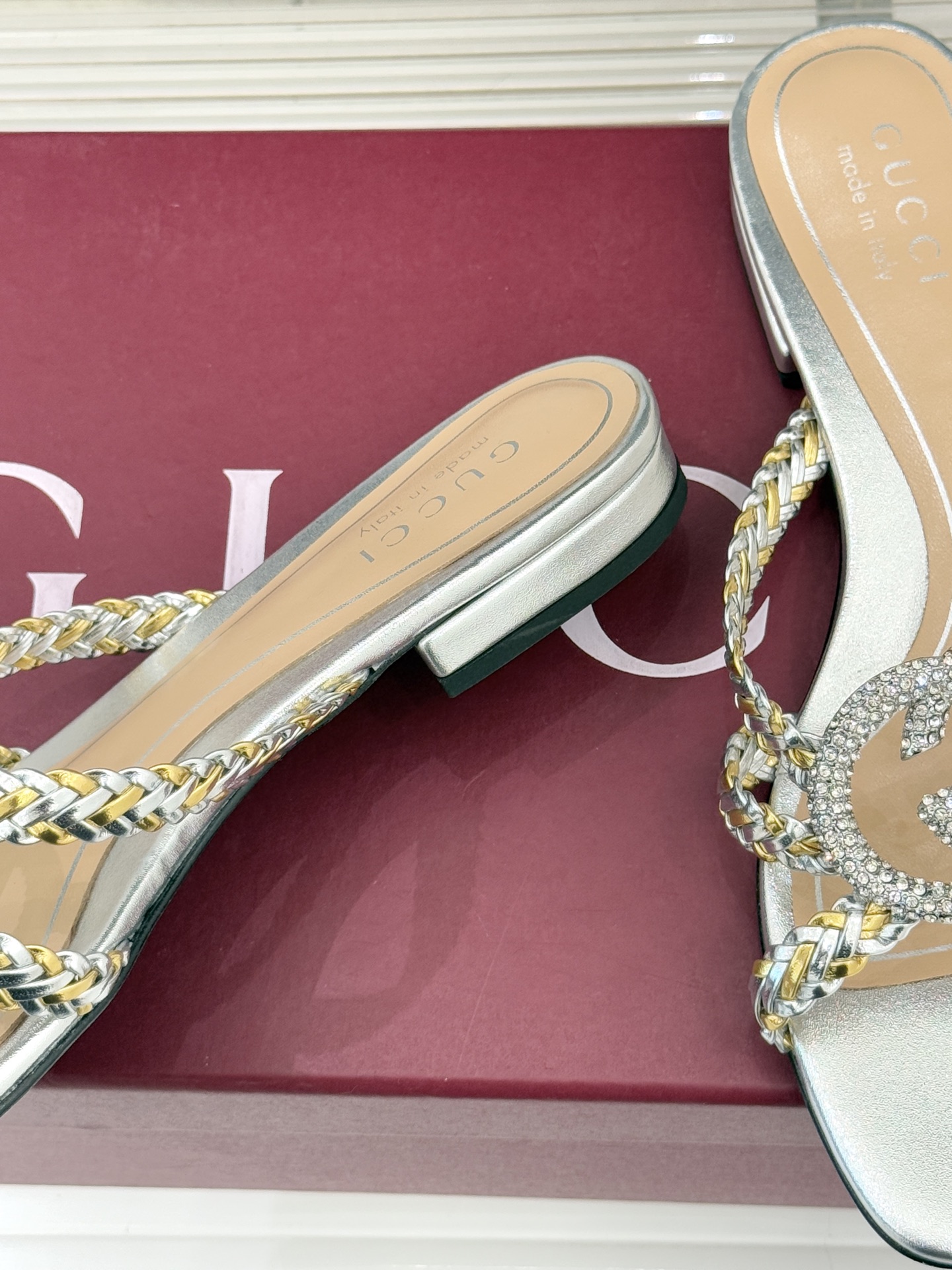 Gucci/古驰25WF早春水钻双G细带编织平底高跟拖鞋以经典符号与璀璨钻光重构早春格调将意式“不经意的