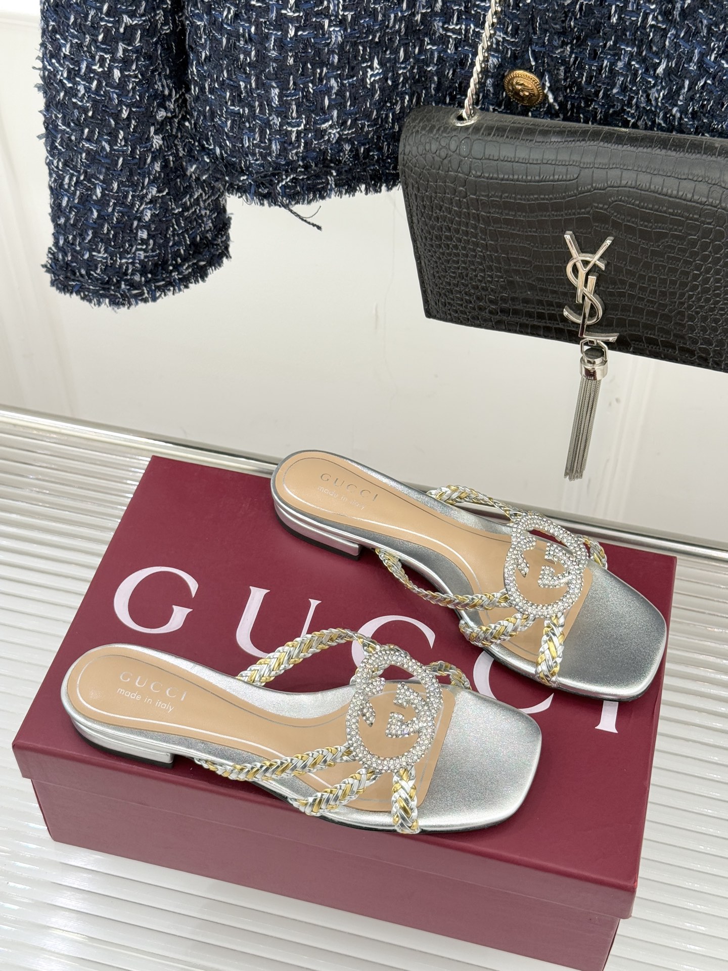 Gucci/古驰25WF早春水钻双G细带编织平底高跟拖鞋以经典符号与璀璨钻光重构早春格调将意式“不经意的