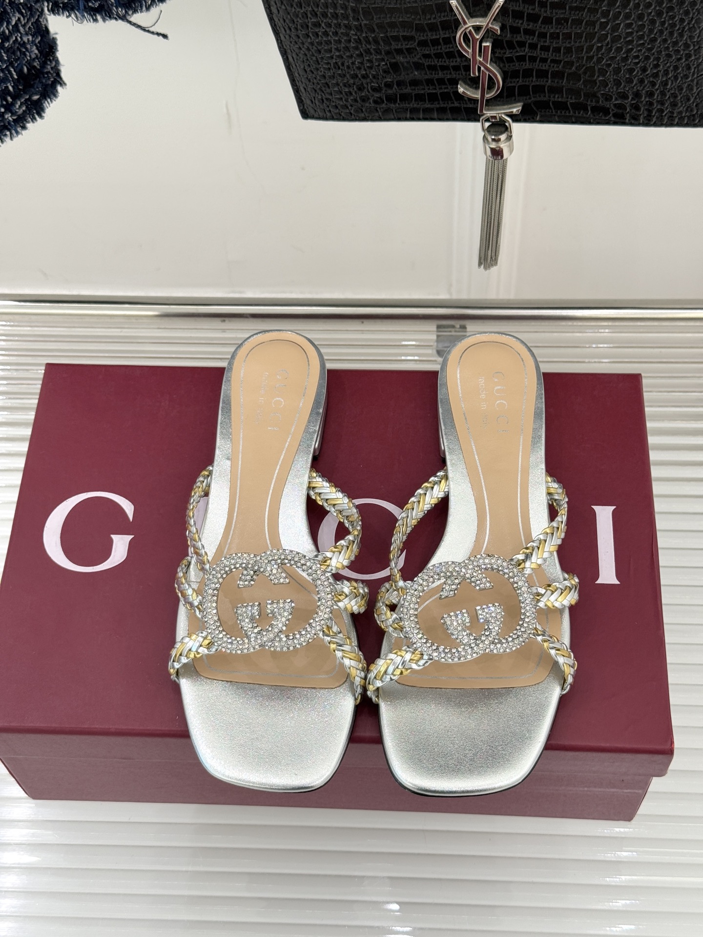 Gucci/古驰25WF早春水钻双G细带编织平底高跟拖鞋以经典符号与璀璨钻光重构早春格调将意式“不经意的