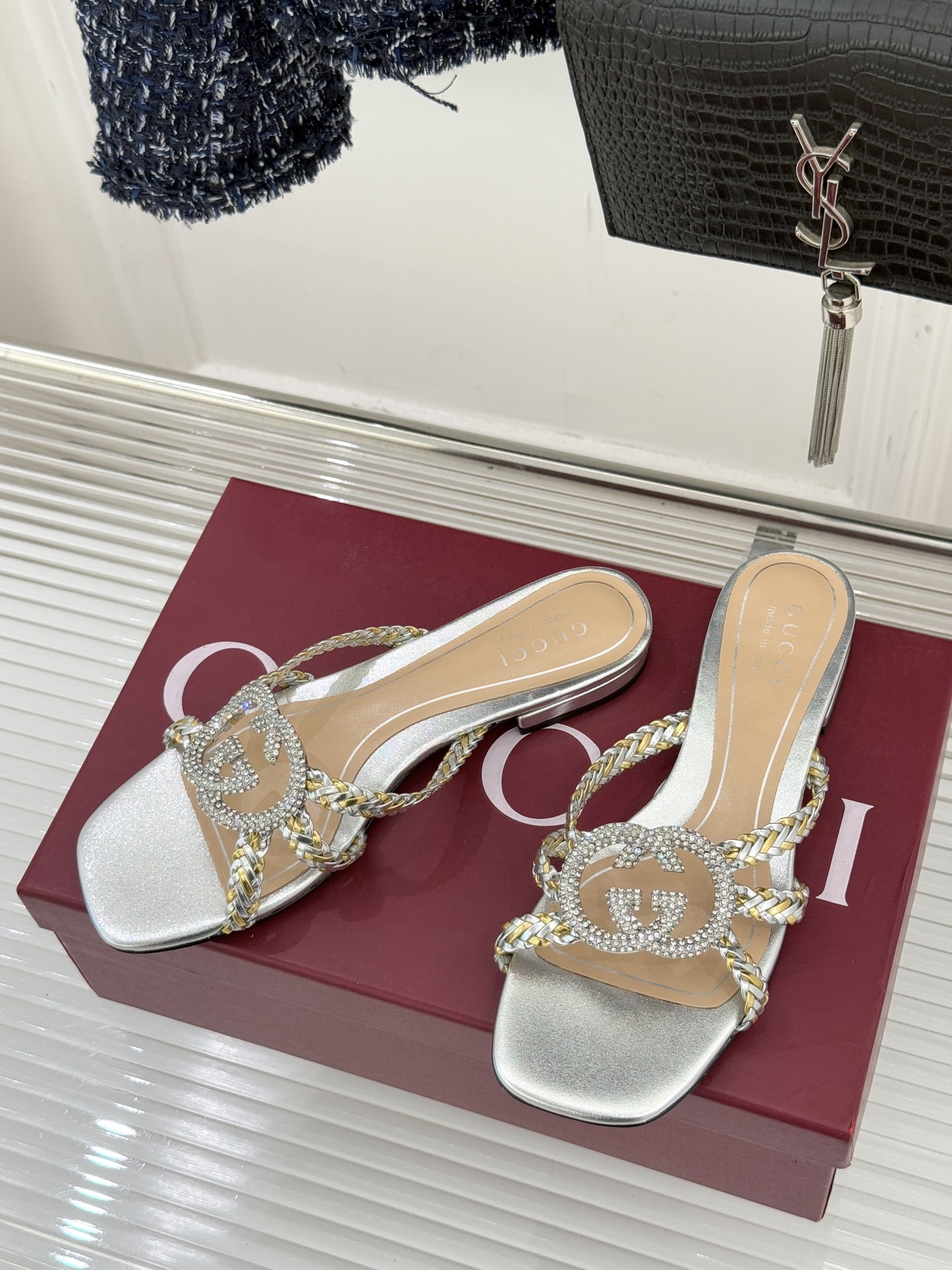 Gucci/古驰25WF早春水钻双G细带编织平底高跟拖鞋以经典符号与璀璨钻光重构早春格调将意式“不经意的