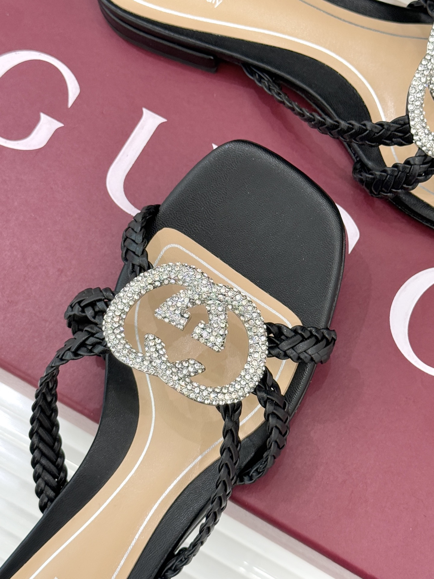 Gucci/古驰25WF早春水钻双G细带编织平底高跟拖鞋以经典符号与璀璨钻光重构早春格调将意式“不经意的