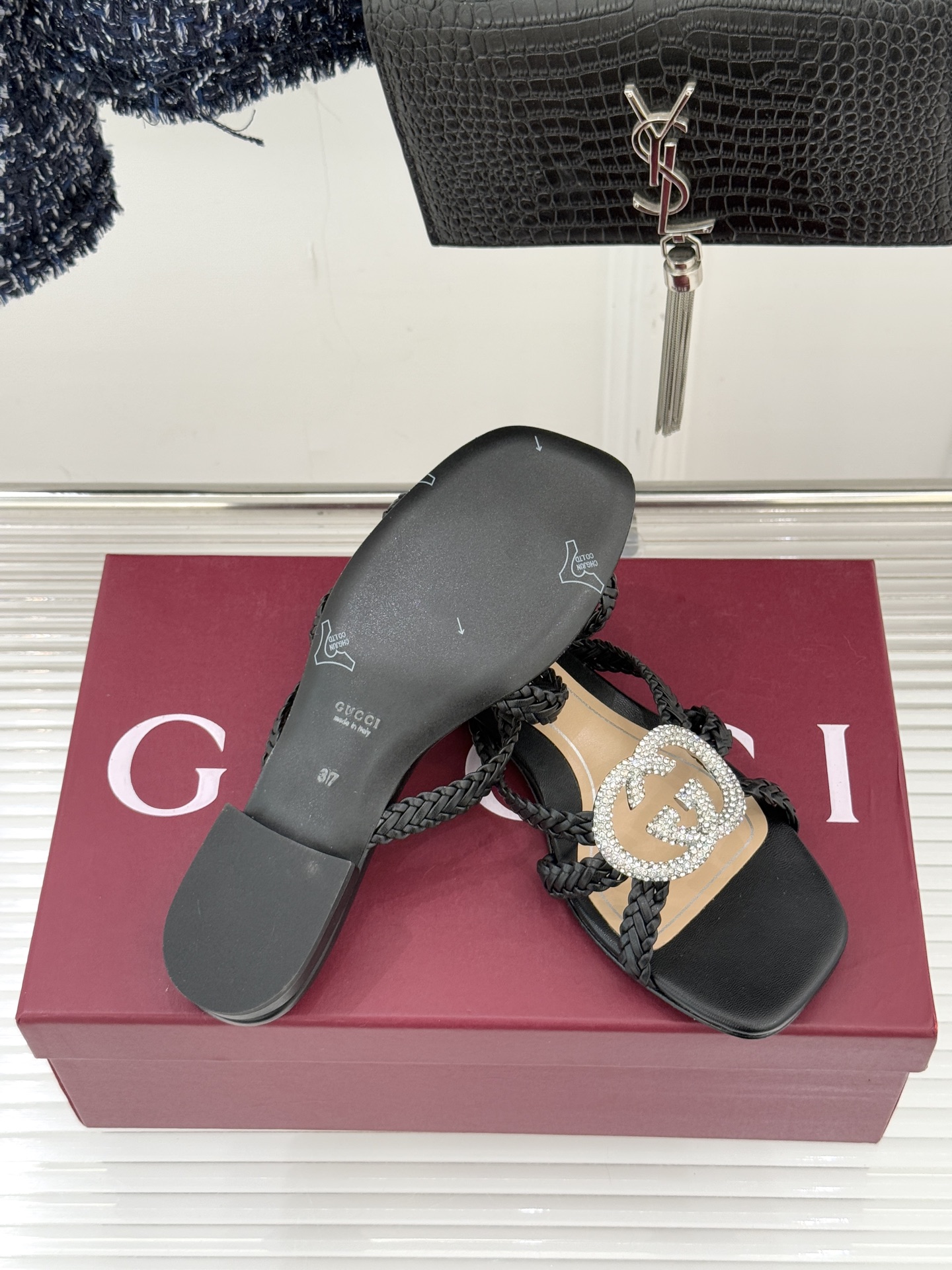 Gucci/古驰25WF早春水钻双G细带编织平底高跟拖鞋以经典符号与璀璨钻光重构早春格调将意式“不经意的