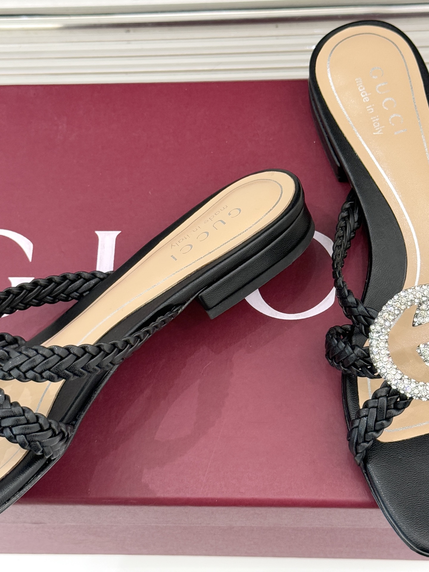 Gucci/古驰25WF早春水钻双G细带编织平底高跟拖鞋以经典符号与璀璨钻光重构早春格调将意式“不经意的