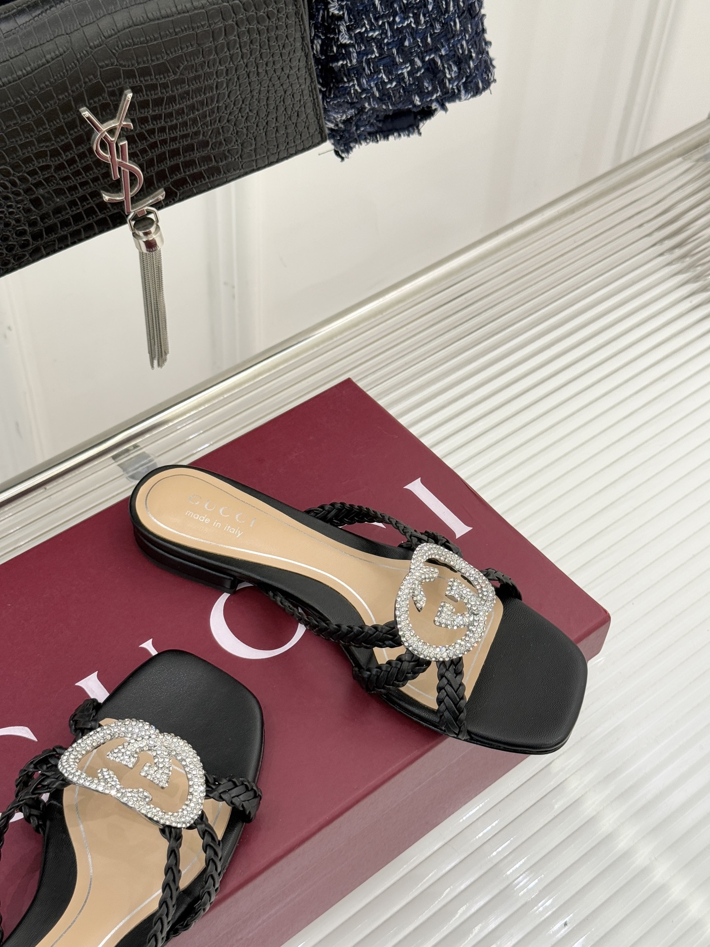 Gucci/古驰25WF早春水钻双G细带编织平底高跟拖鞋以经典符号与璀璨钻光重构早春格调将意式“不经意的