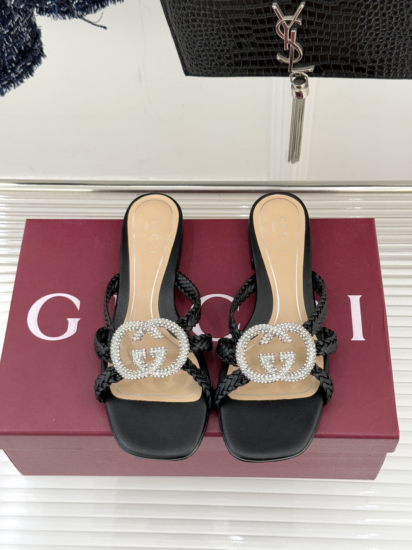 Gucci/古驰25WF早春水钻双G细带编织平底高跟拖鞋以经典符号与璀璨钻光重构早春格调将意式“不经意的