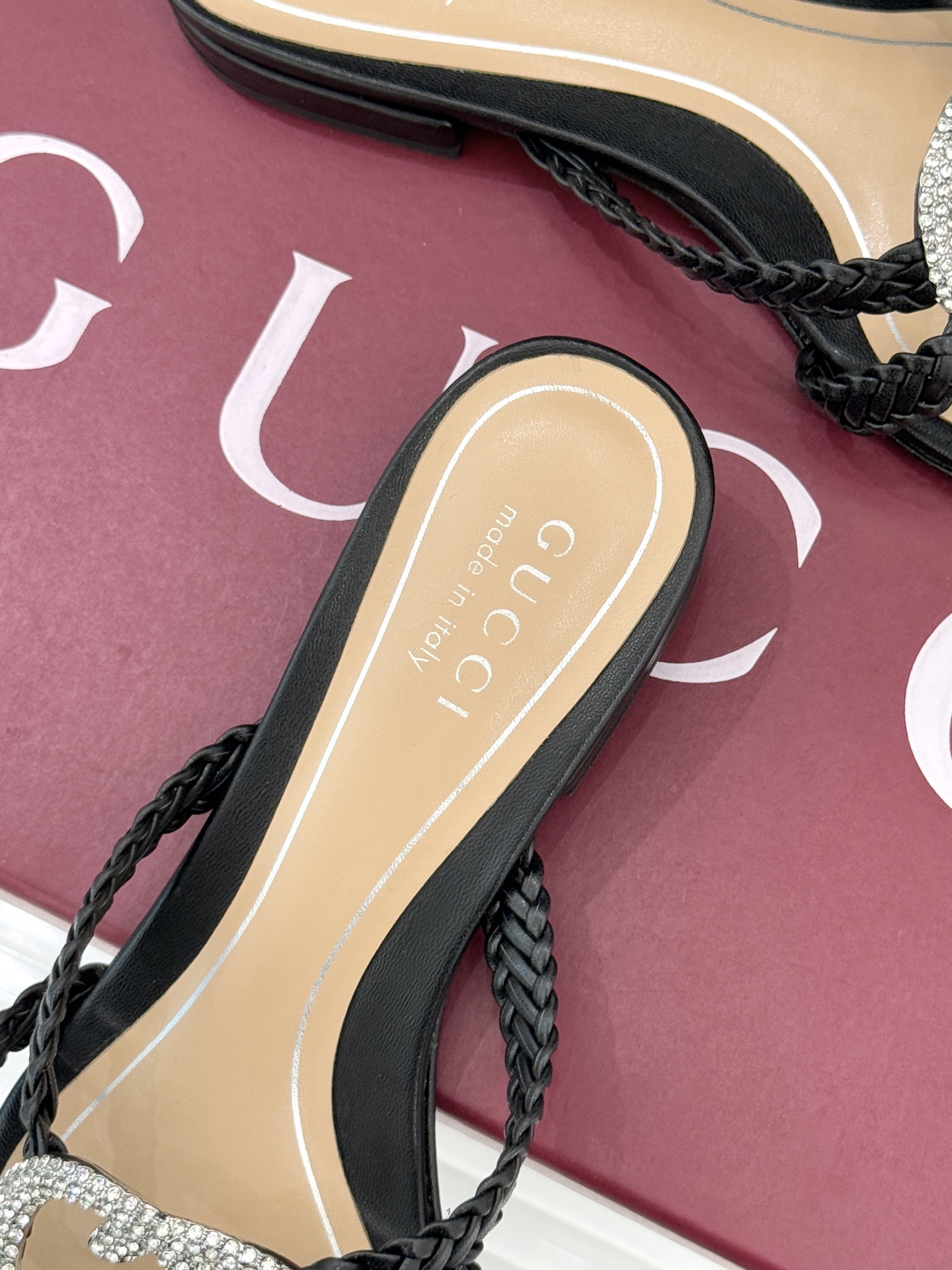 Gucci/古驰25WF早春水钻双G细带编织平底高跟拖鞋以经典符号与璀璨钻光重构早春格调将意式“不经意的