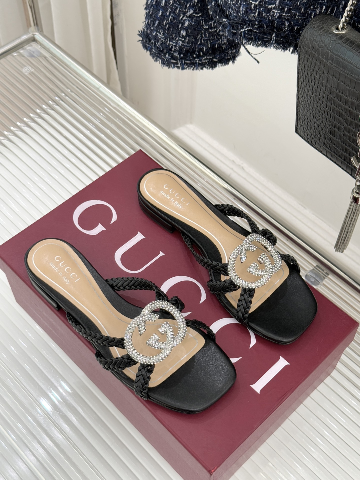 Gucci/古驰25WF早春水钻双G细带编织平底高跟拖鞋以经典符号与璀璨钻光重构早春格调将意式“不经意的